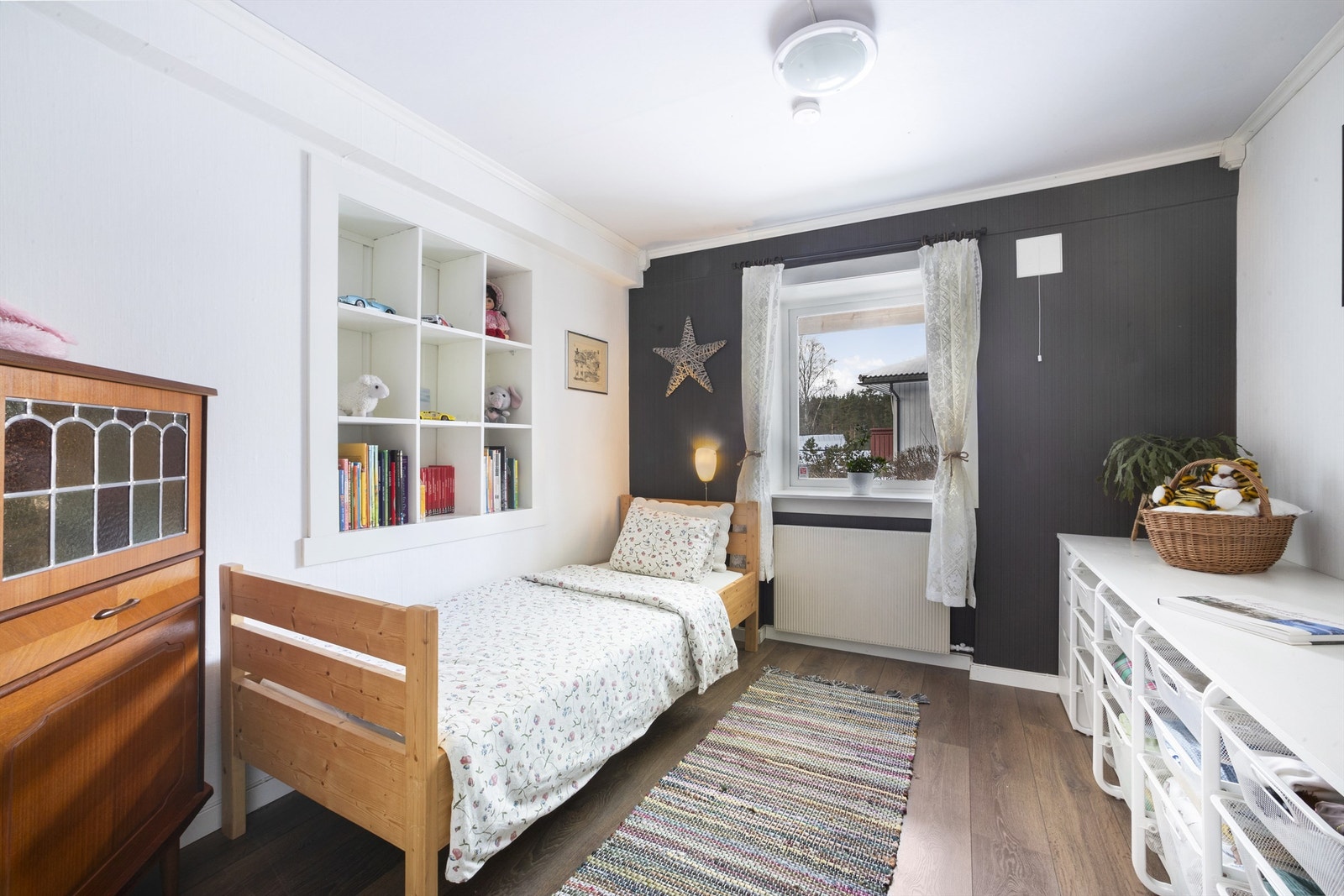 Romslig soverom med innfelt bokhylle i vegg Galleribilde