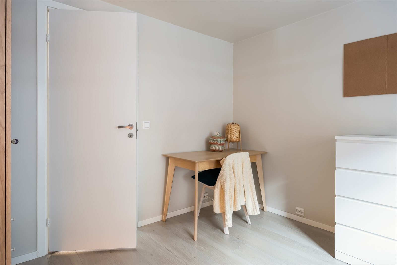 Alle rommene får plass til seng, garderobeskap og kontorløsning. Galleribilde