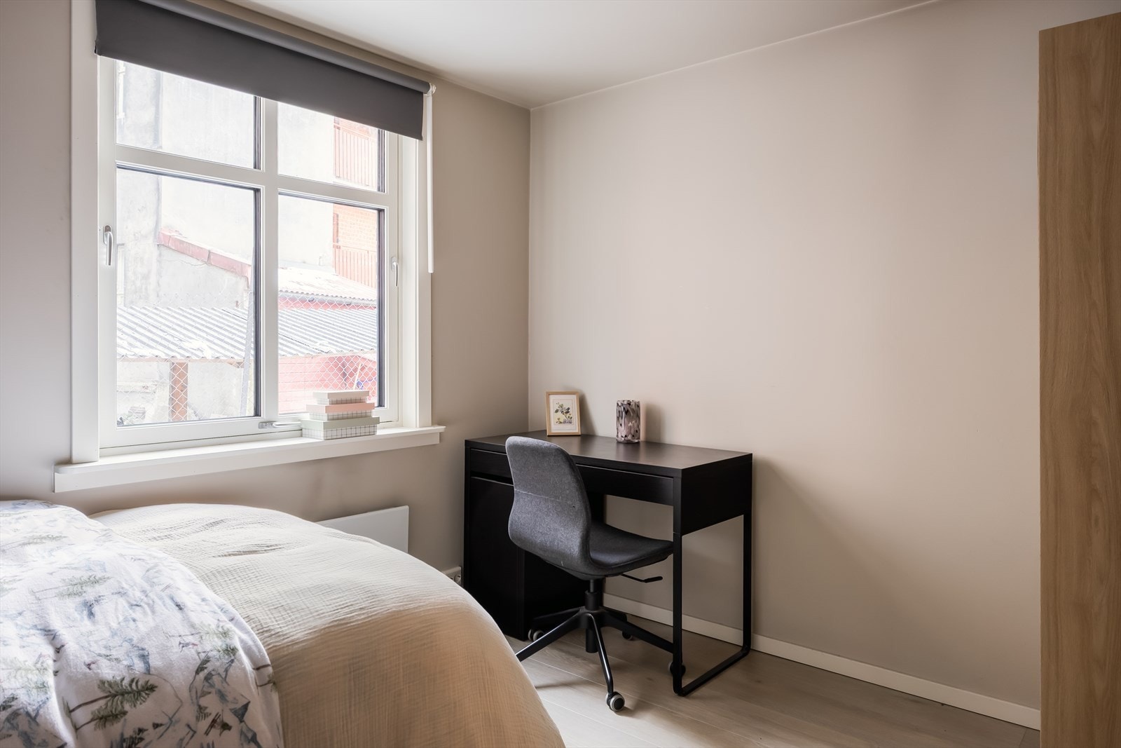 Alle soverommene har 1-stavs laminatgulv og er malt opp i moderne farger. Galleribilde