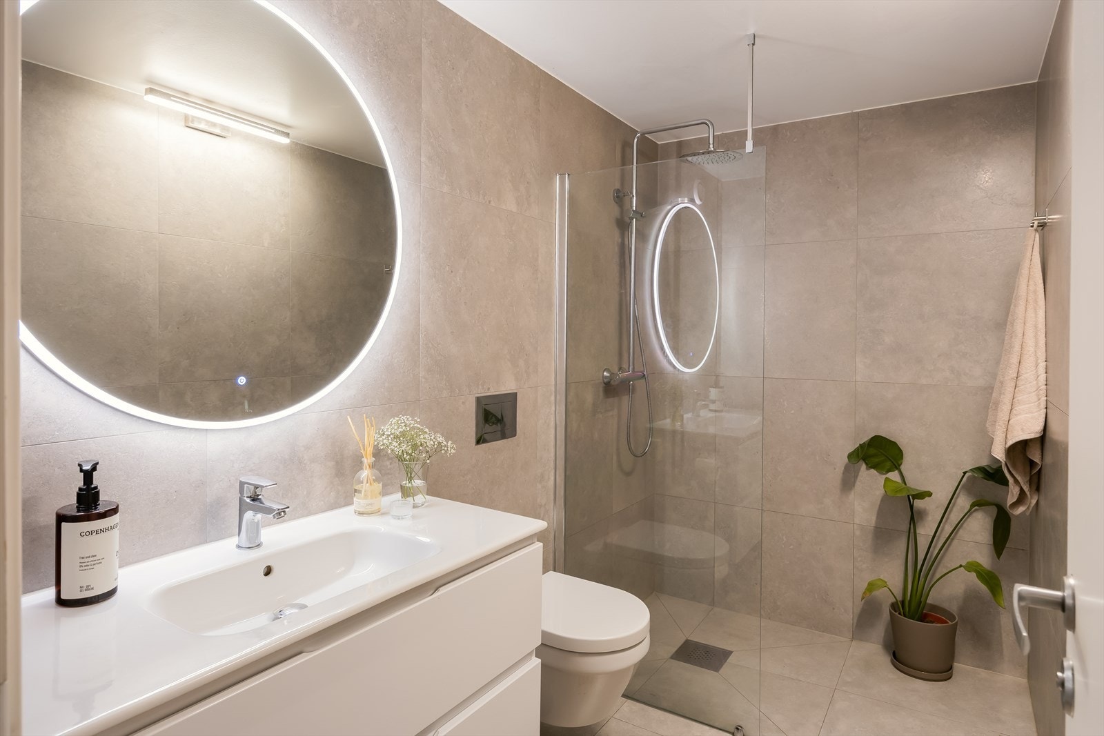 Badet ligger med inngang fra entréen, og er på 4,2 kvm. Totaloppusset i 2023. Badet har fått tilstandsgrad 0 i følge takstmann. Galleribilde