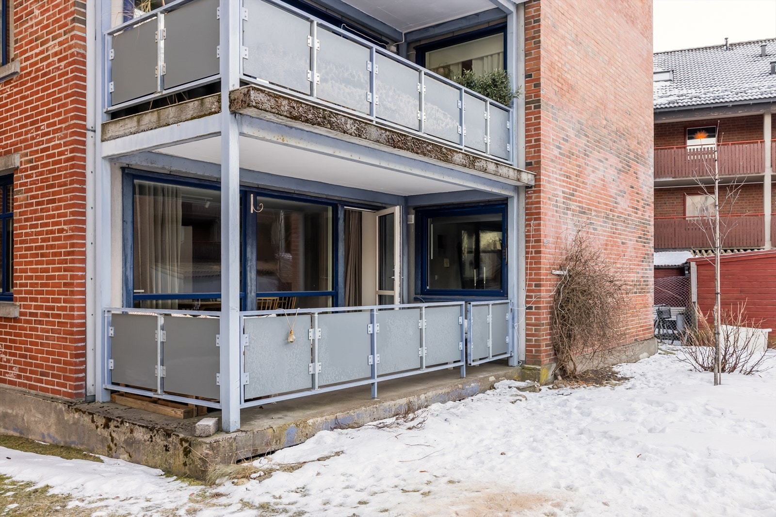 Verandaen ligger vestvendt, slik at man har flotte solforhold sommerstid. Grøntområdene er til fri disposisjon for beboerne. Galleribilde