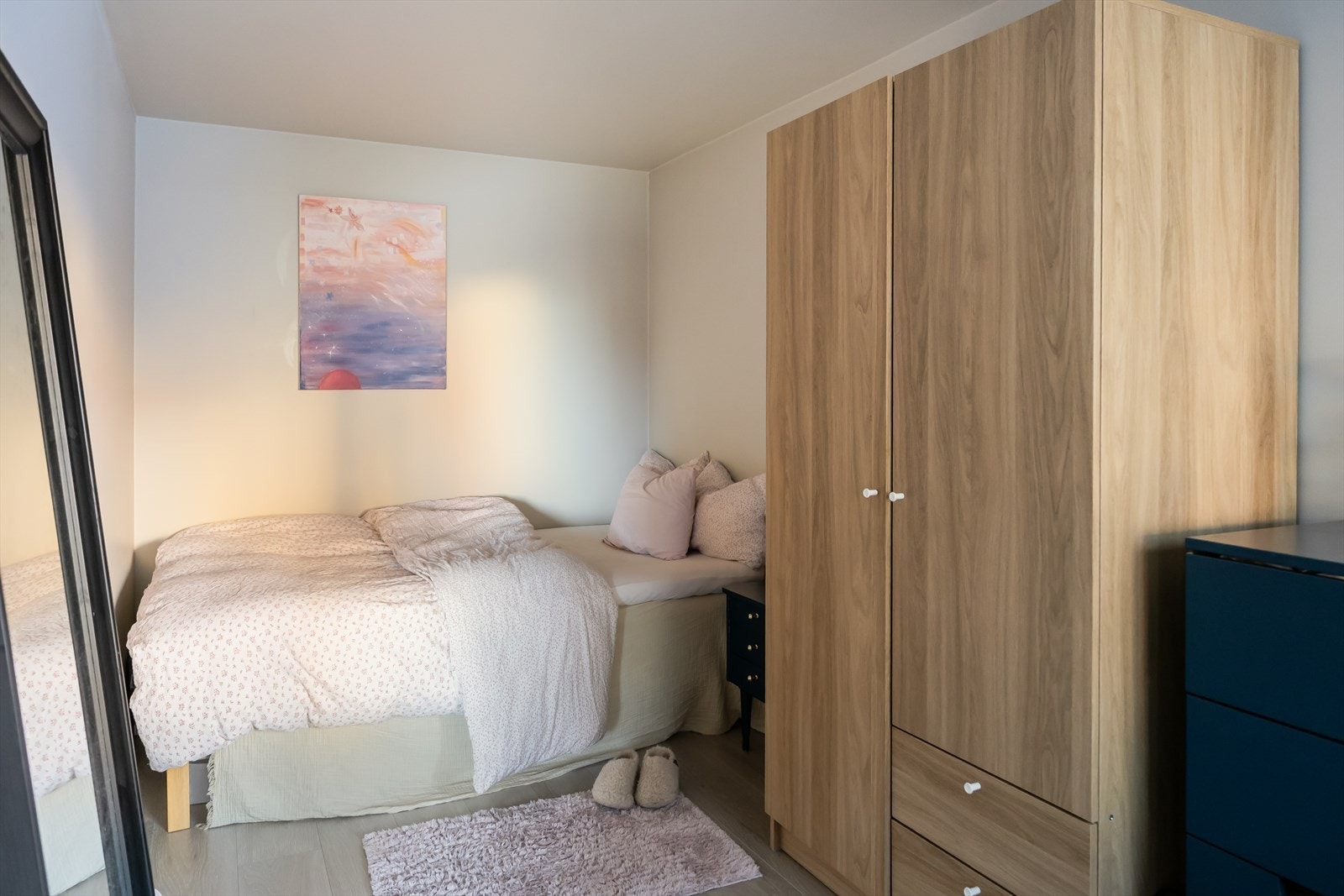 Her fra soverommet på 10,7 kvm. Skulle man ønske seg større stue kan man med enkle grep gjøre dette. Da tar man bort soverommene på 10,7 og 11,9 kvm. Se alternativ planløsning sist i bilderekkefølgen. Galleribilde