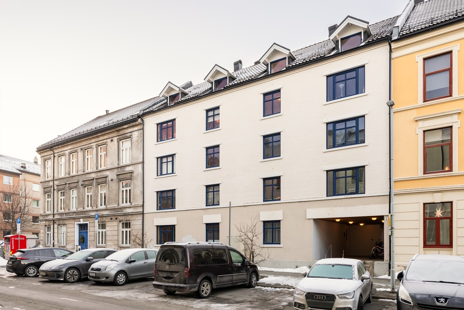 Boligen ligger meget sentralt til, i hjertet av det gamle Ila. Ila er et ungt og urbant område like utenfor sentrumskjernen. Det finnes flere servicetilbud her, slik som butikker, cafeer, treningssenter etc. Det er ca. 1,5 km inn til Trondheim sentrum. Galleribilde