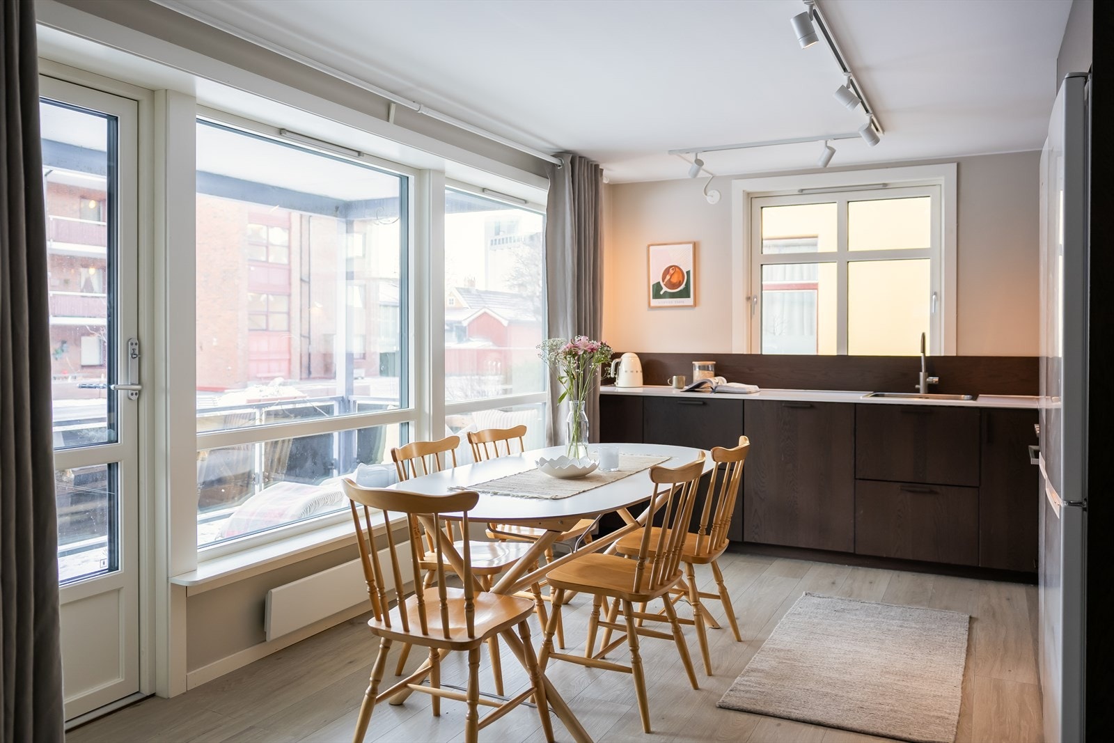 Leiligheten har en flott beliggenhet vendt ut mot bakgården til sameiet. Alle vinduene i leiligheten er ny fra 2025. Galleribilde