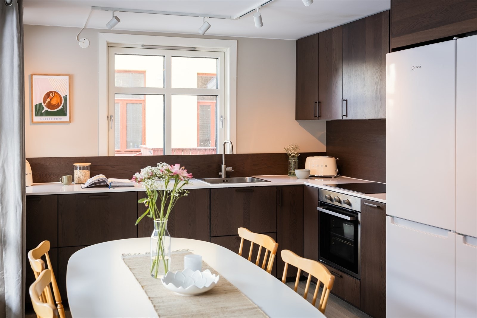 Kjøkkenet er som resten av leiligheten totaloppusset i 2023 og består av benkeplate i stein, folierte skrog og folierte fronter. Galleribilde