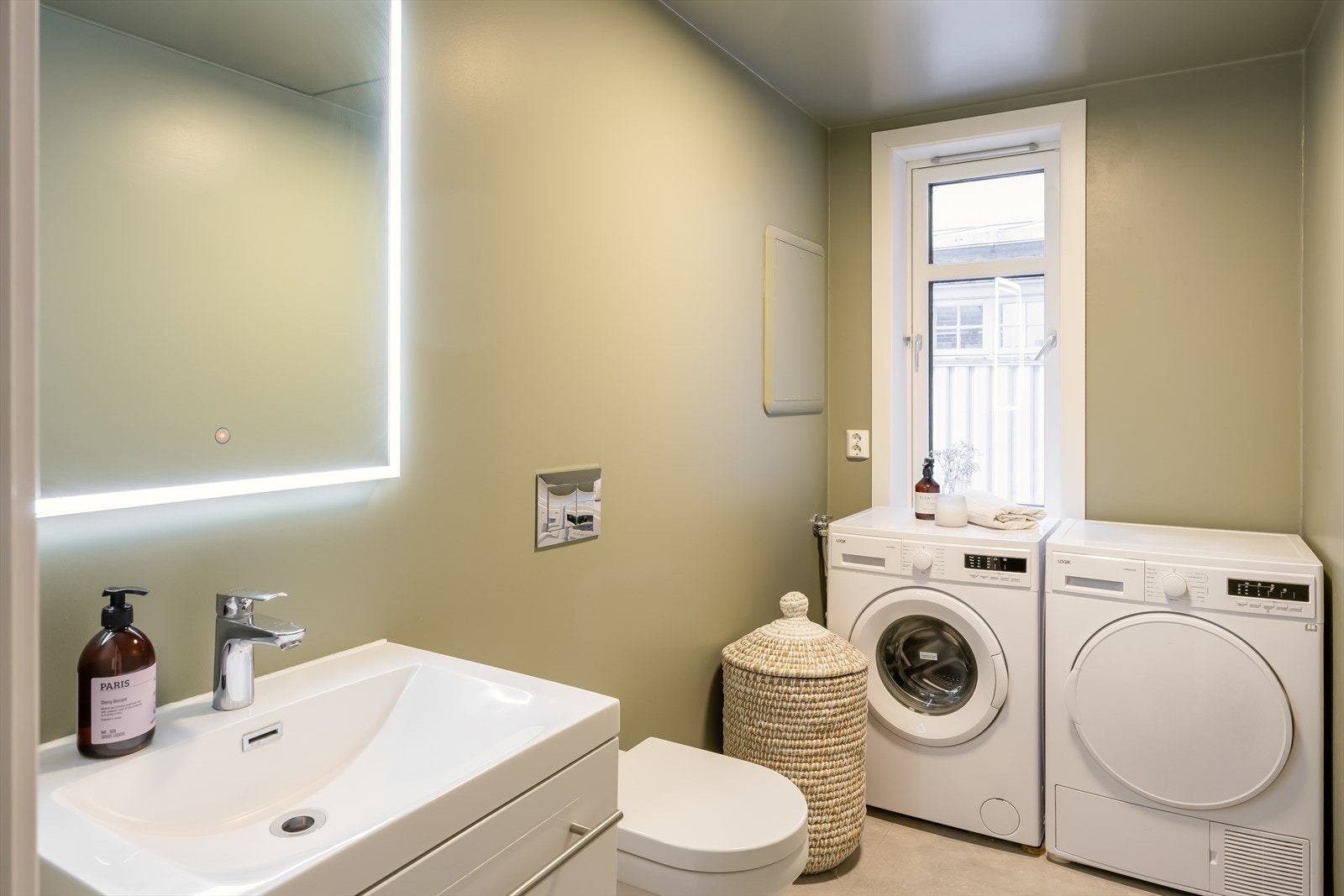 I boligen finner man samt et praktisk separat vaskerom med WC. Svært praktisk løsning på 4,1 kvm. Rommet nyter godt av god plass til både vaskemaskin og tørketrommel. Galleribilde