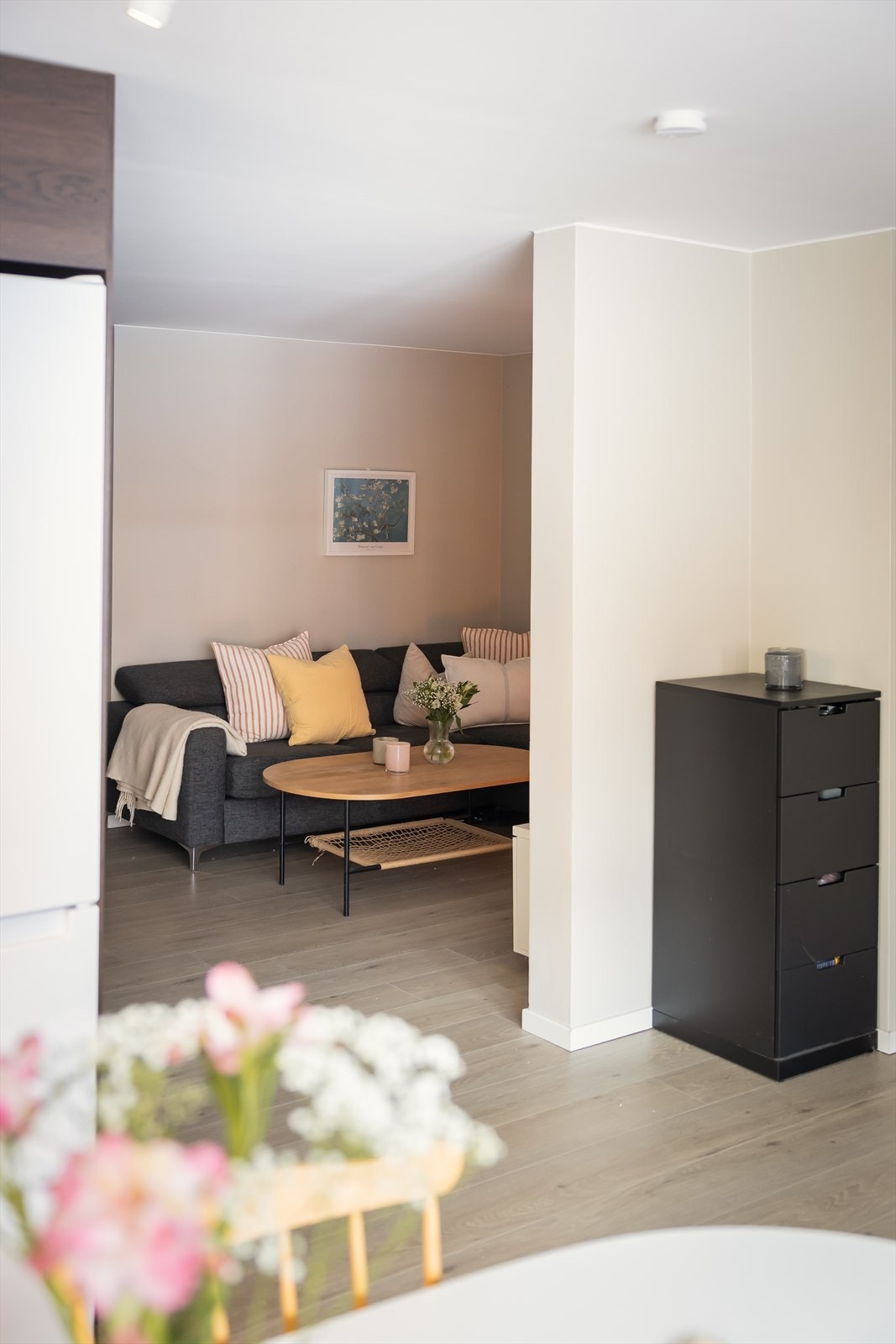 Stuen er i en åpen løsning med kjøkkenet, og er på 30,3 kvm totalt. Galleribilde