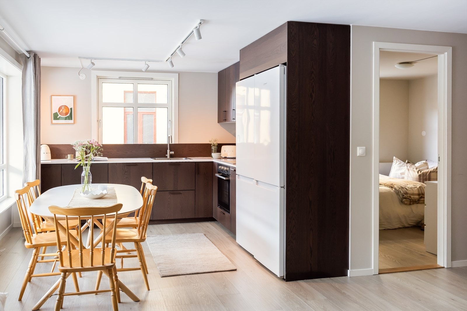 Aktiv Eiendomsmegling v/Vebjørn Nybrott har gleden av å presentere Kleists gate 4. En renovert leilighet som holder følgelig en høy og lekker standard. Galleribilde