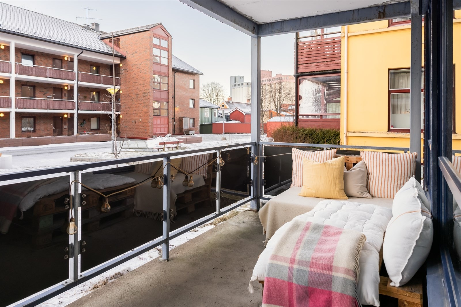 Med utgang fra stuen, har man en stor veranda på 9,3 kvm. Her sitter man forholdsvis usjenert, da det er frodige og store grøntområder som omkranser området. Galleribilde