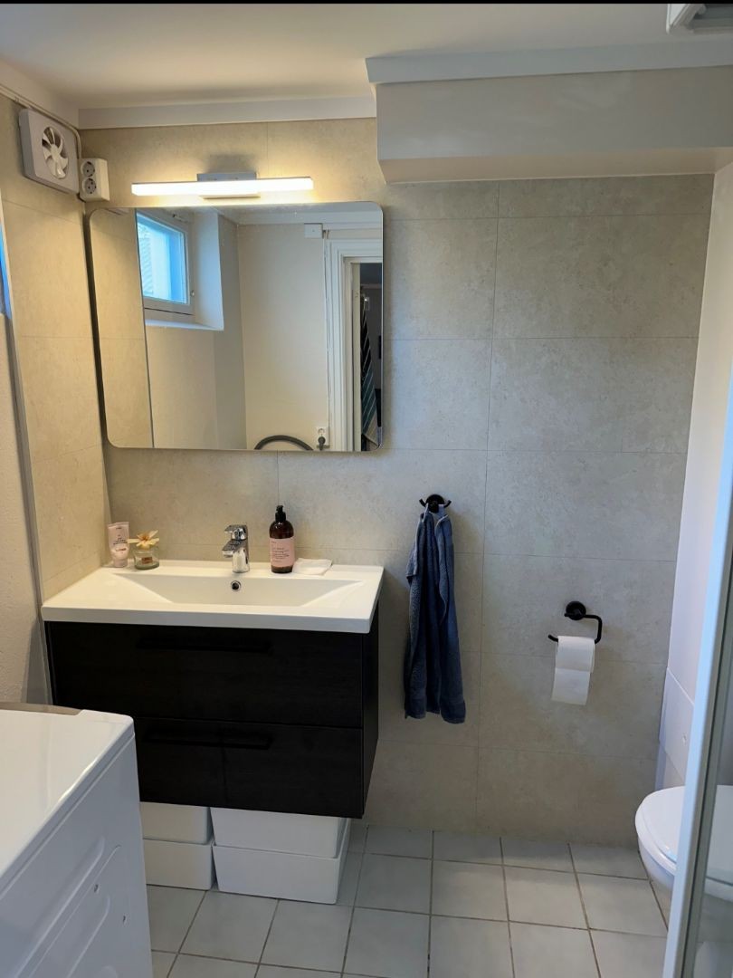 Delikat baderom med WC, servant m/innredning og dusj. Gulvvarme. Galleribilde