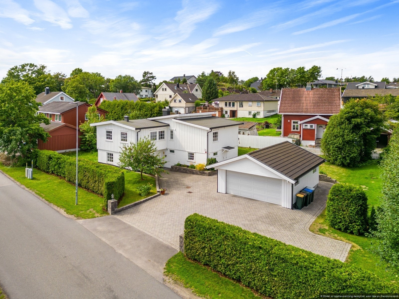 Leiligheten ligger i 1. etg. Separat inngang fra hovedhuset. Galleribilde