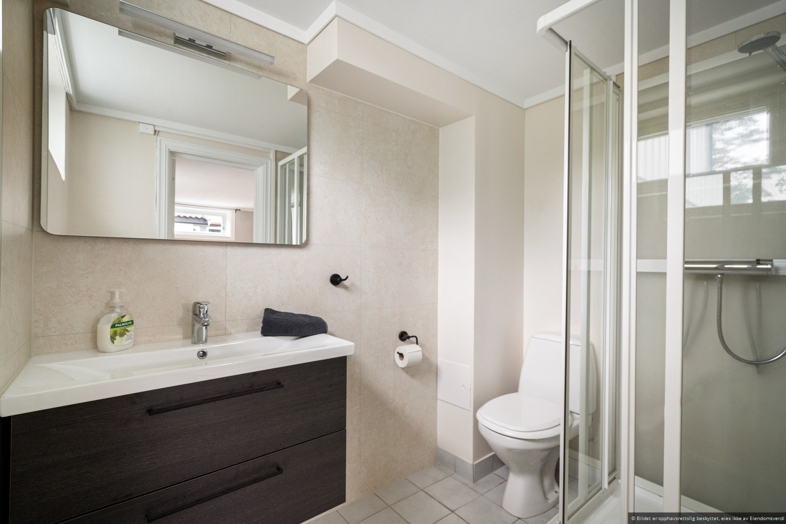 Delikat baderom med WC, servant m/innredning og dusj. Gulvvarme. Galleribilde