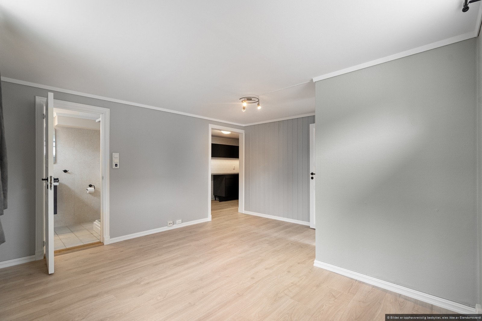 Strøken stue med plass til sofagruppe og spisebord. Galleribilde