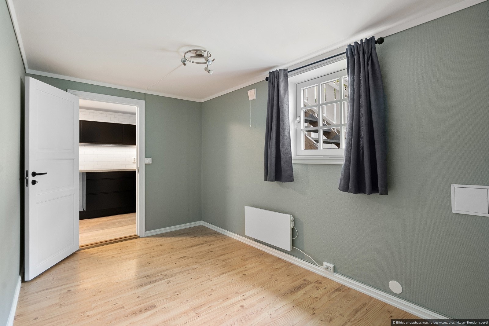 Nydelig soverom med garderobeskap. Galleribilde