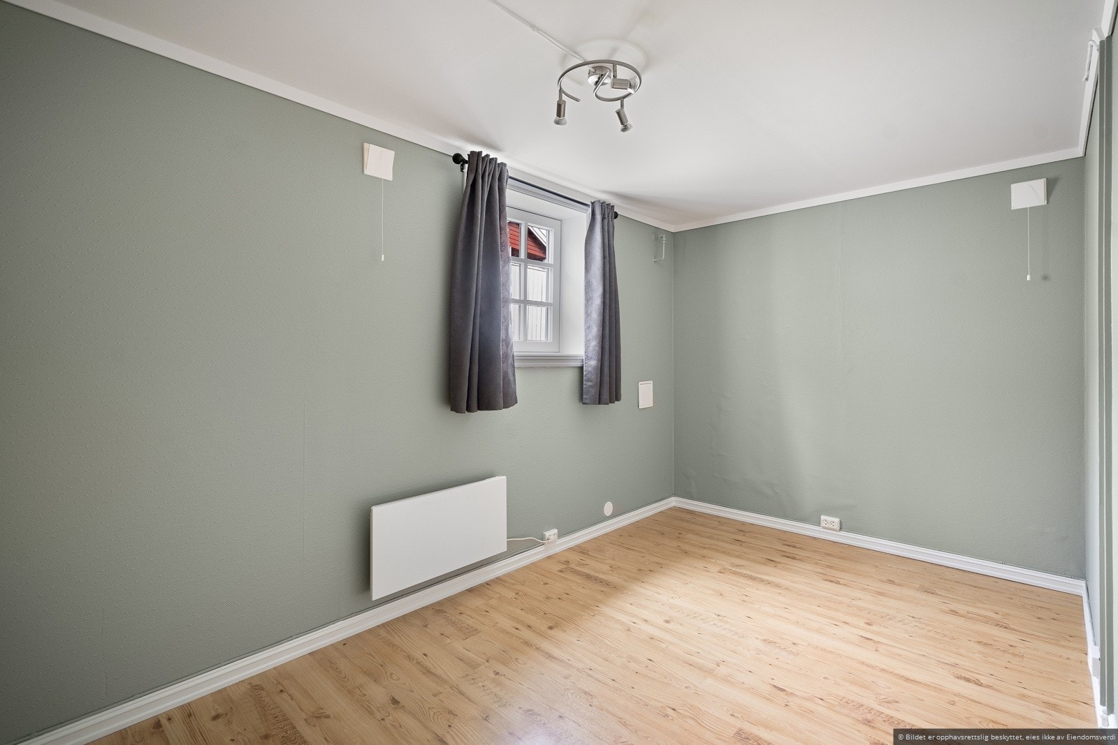 Nydelig soverom med garderobeskap. Galleribilde