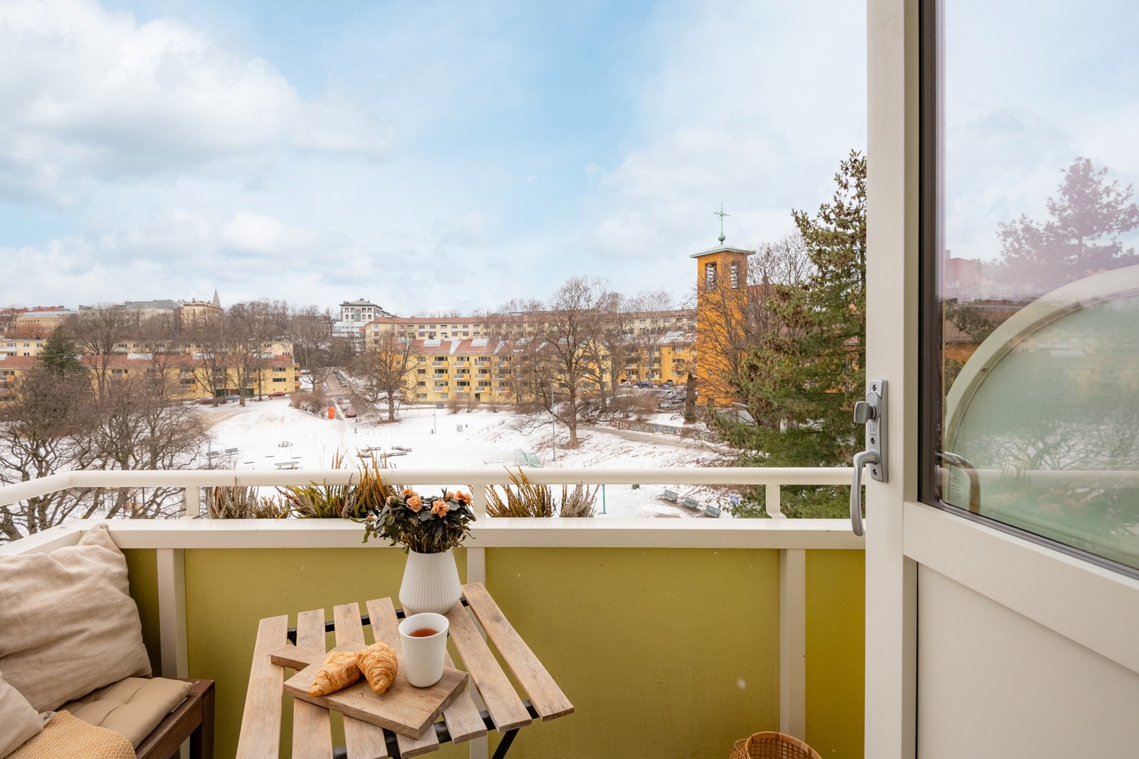Balkongen har en størrelse på ca. 3m² og er funksjonelt utformet med plass til kafésett eller plassbygget benk. Galleribilde