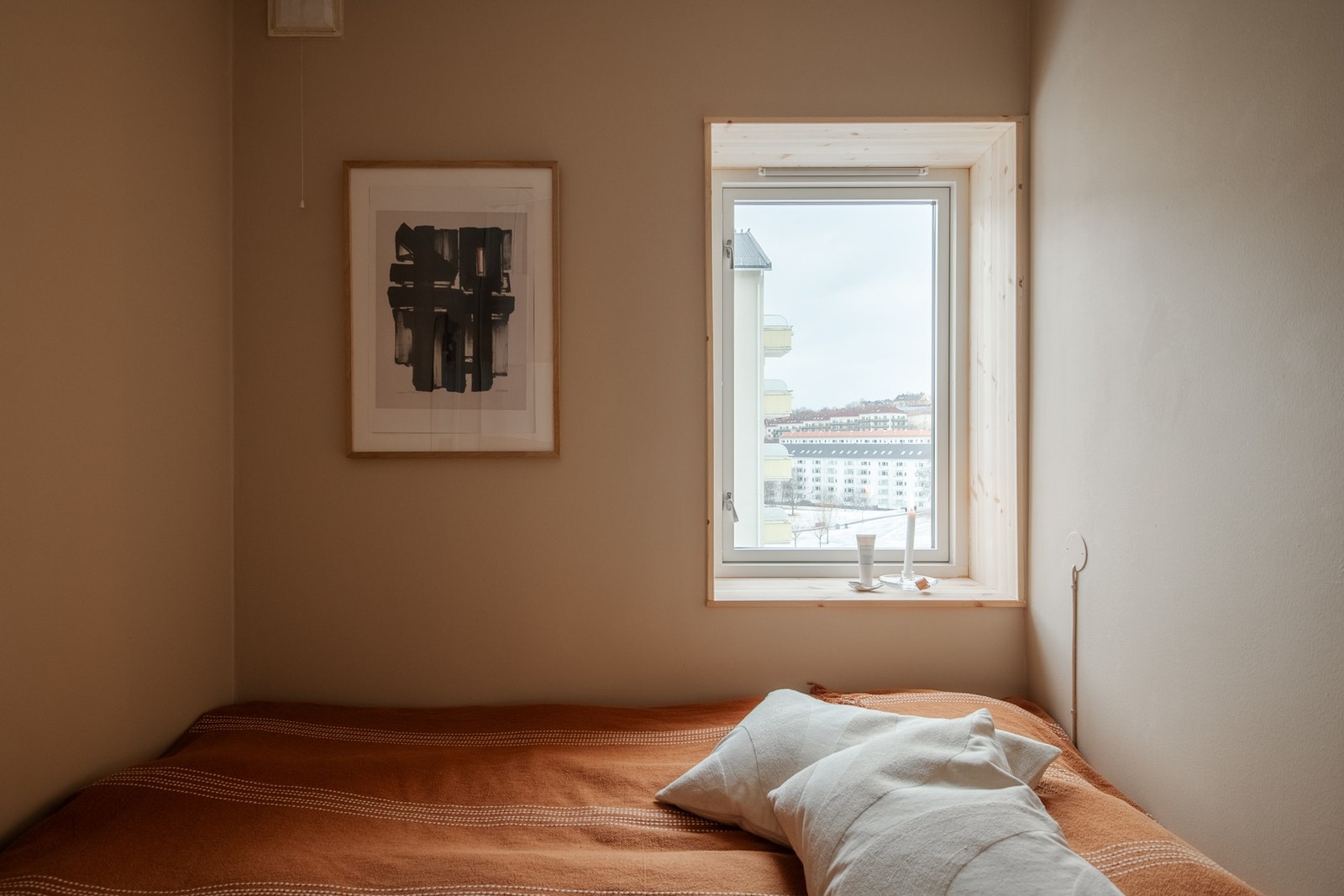 Soverommet fremstår som lunt og harmonisk, med en gjennomtenkt løsning som utnytter arealet på en svært god måte. Galleribilde