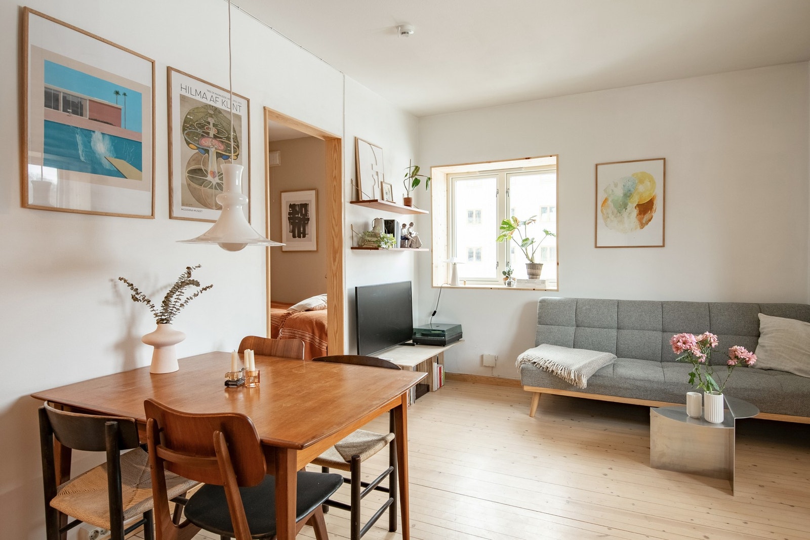 Det er godt med plass til å etablere flere soner, herunder en hyggelig sofakrok med tilhørende stuebord og mediemøblement. Galleribilde