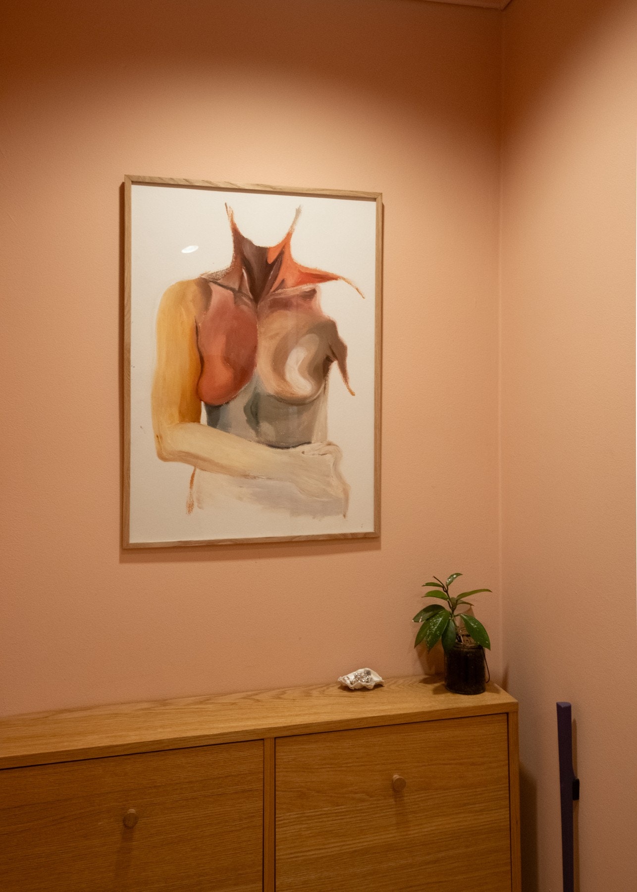 Når du kommer inn i boligen møtes du av en stilren entré, med en gjennomført fargepalett som gir et harmonisk førsteinntrykk. Galleribilde