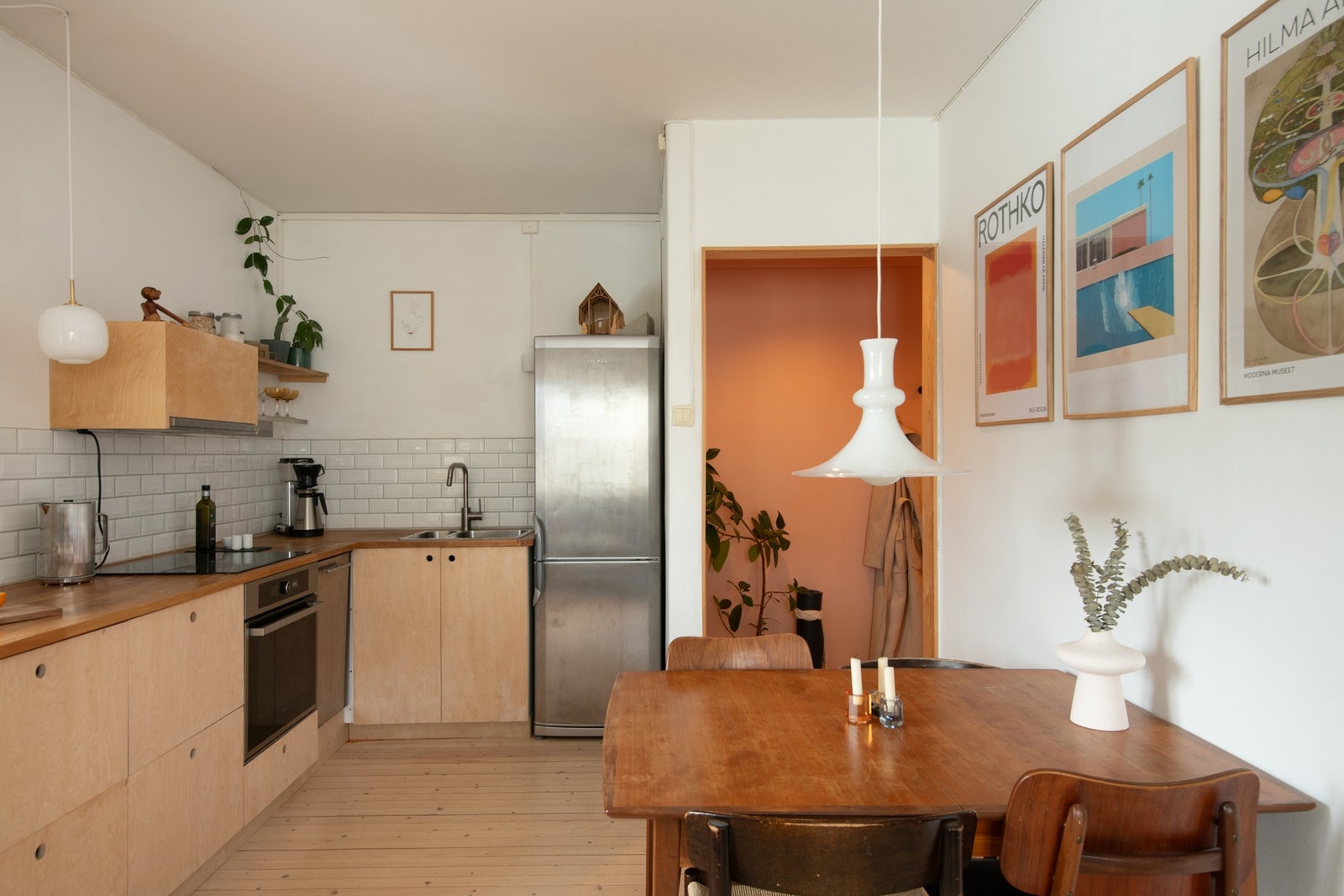 Her er det en naturlig spisestuedel i forkant av kjøkkeninnredningen. Galleribilde