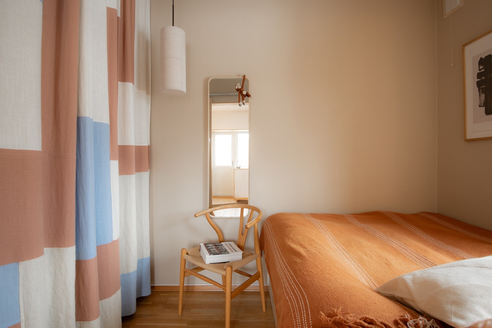 Soverommet er innredet med en spesialbygd seng, utført i samme bjørk kryssfinér som skyvedøren og kjøkkenfrontene. Sengen har fire tilhørende skuffer under. Galleribilde