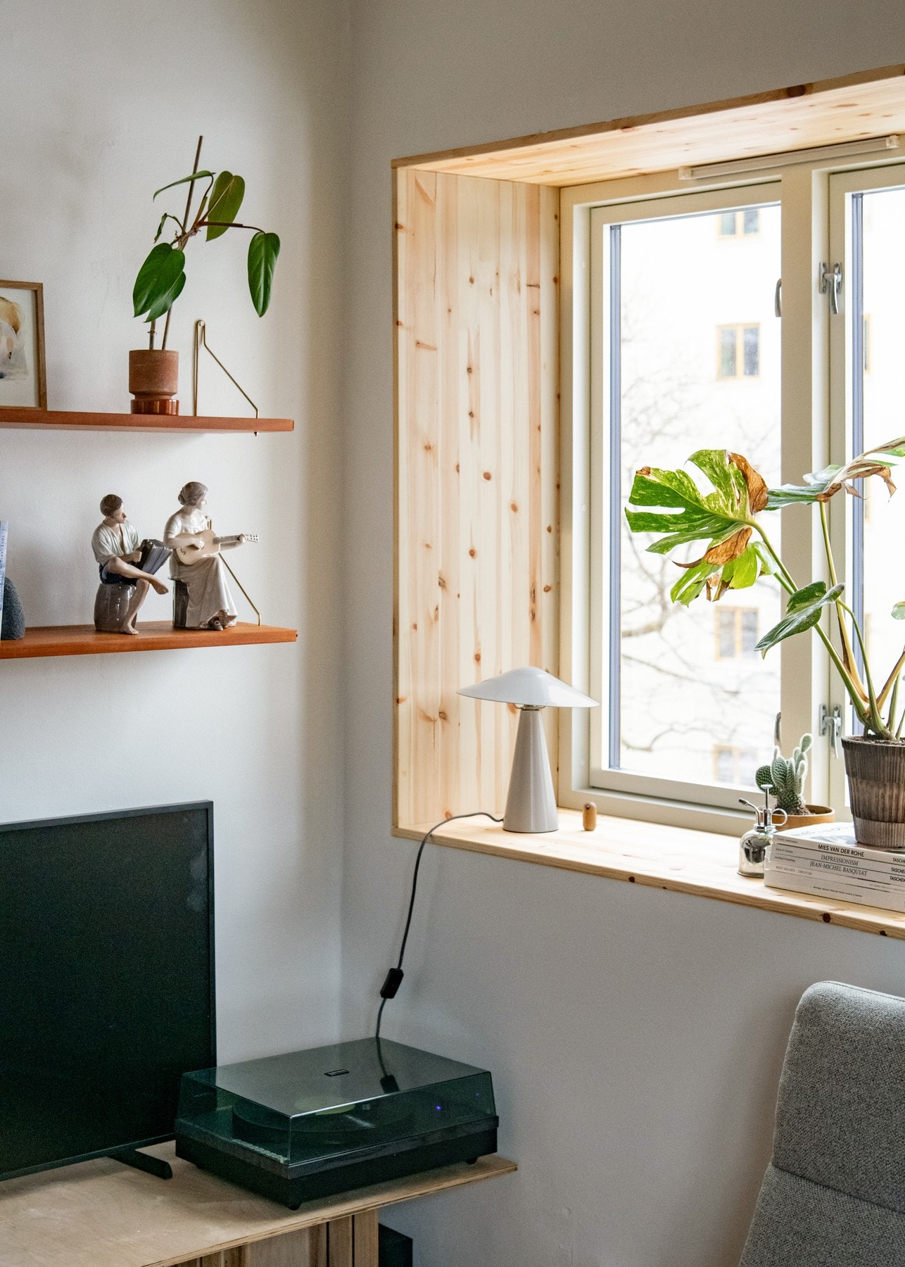 Boligen er fint plassert i tredje etasje (oppleves som 4.etg), med en attraktiv intern beliggenhet på hjørnet ut mot Iladalen. Galleribilde