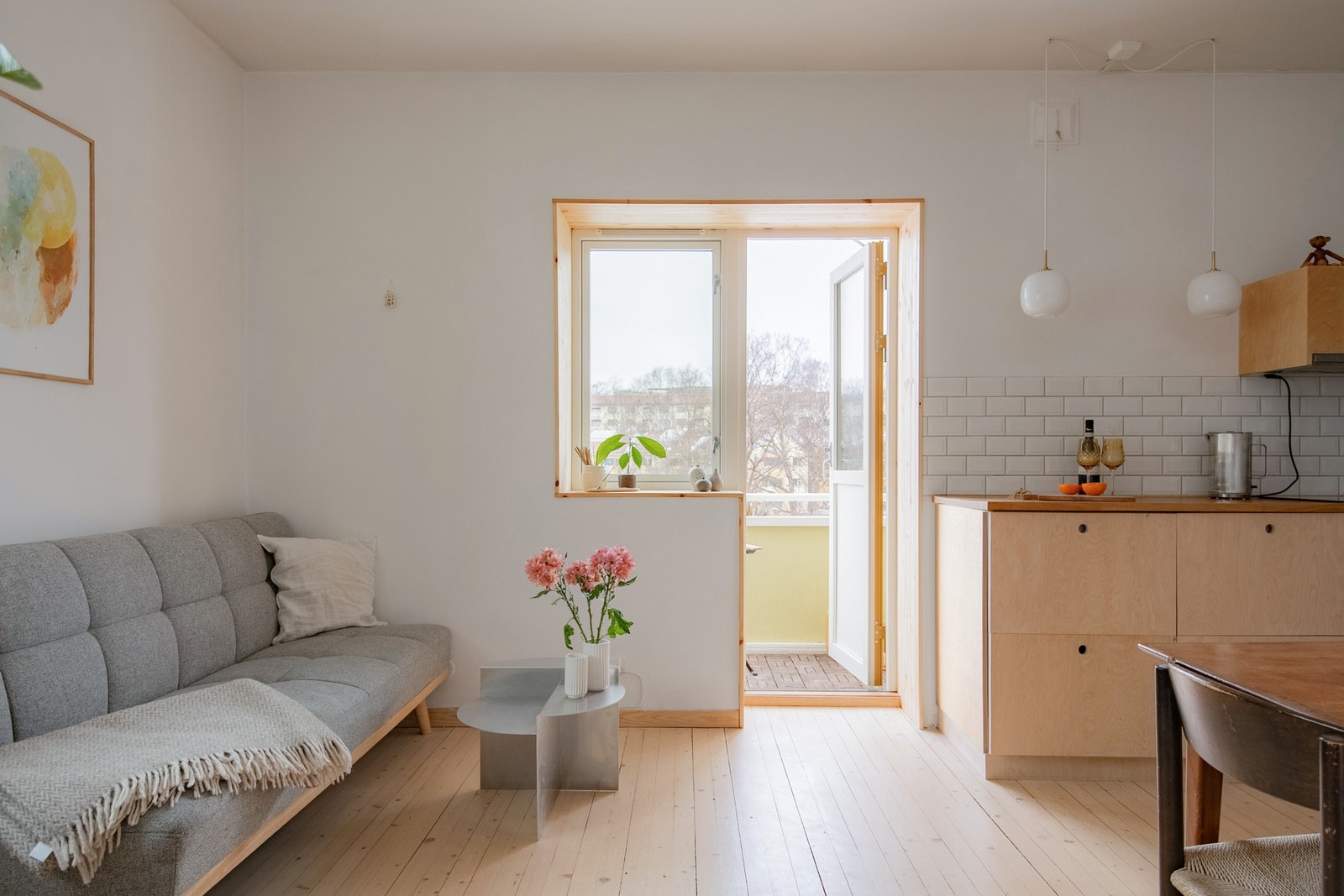 Fra stuen er det utgang til en solrik balkong. Galleribilde