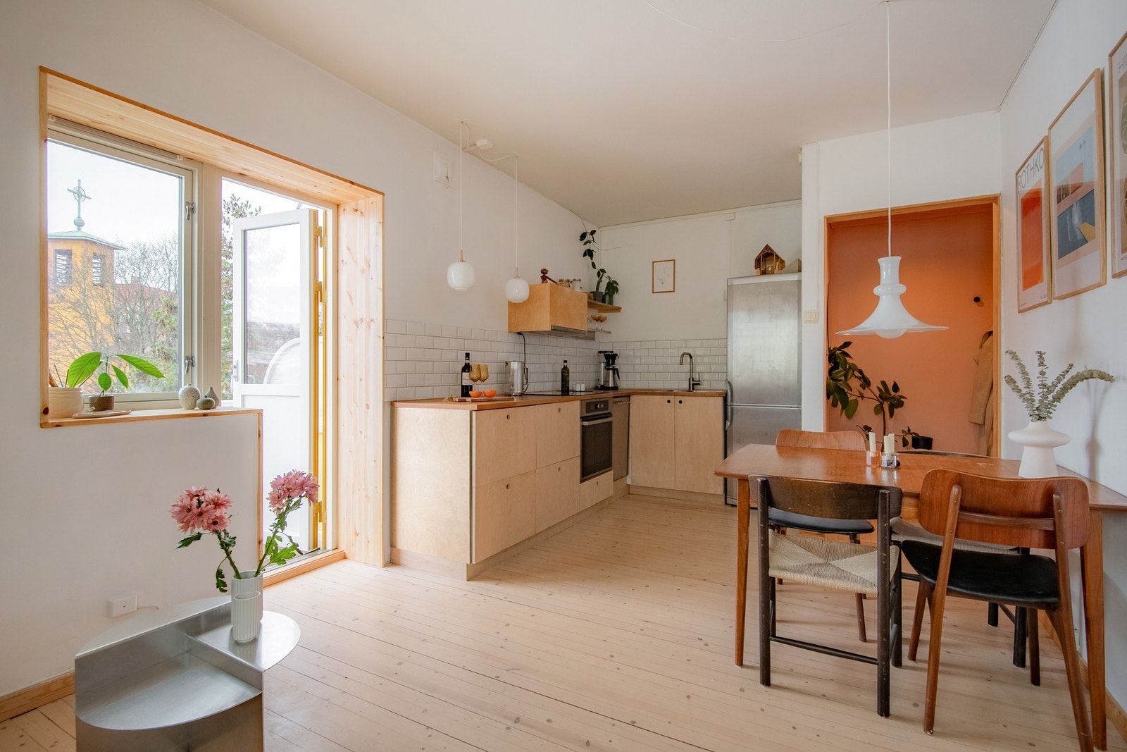 Kjøkkenet har en gjennomført og tidløs utforming, og inngår naturlig i boligens åpne løsning mot stue. Galleribilde