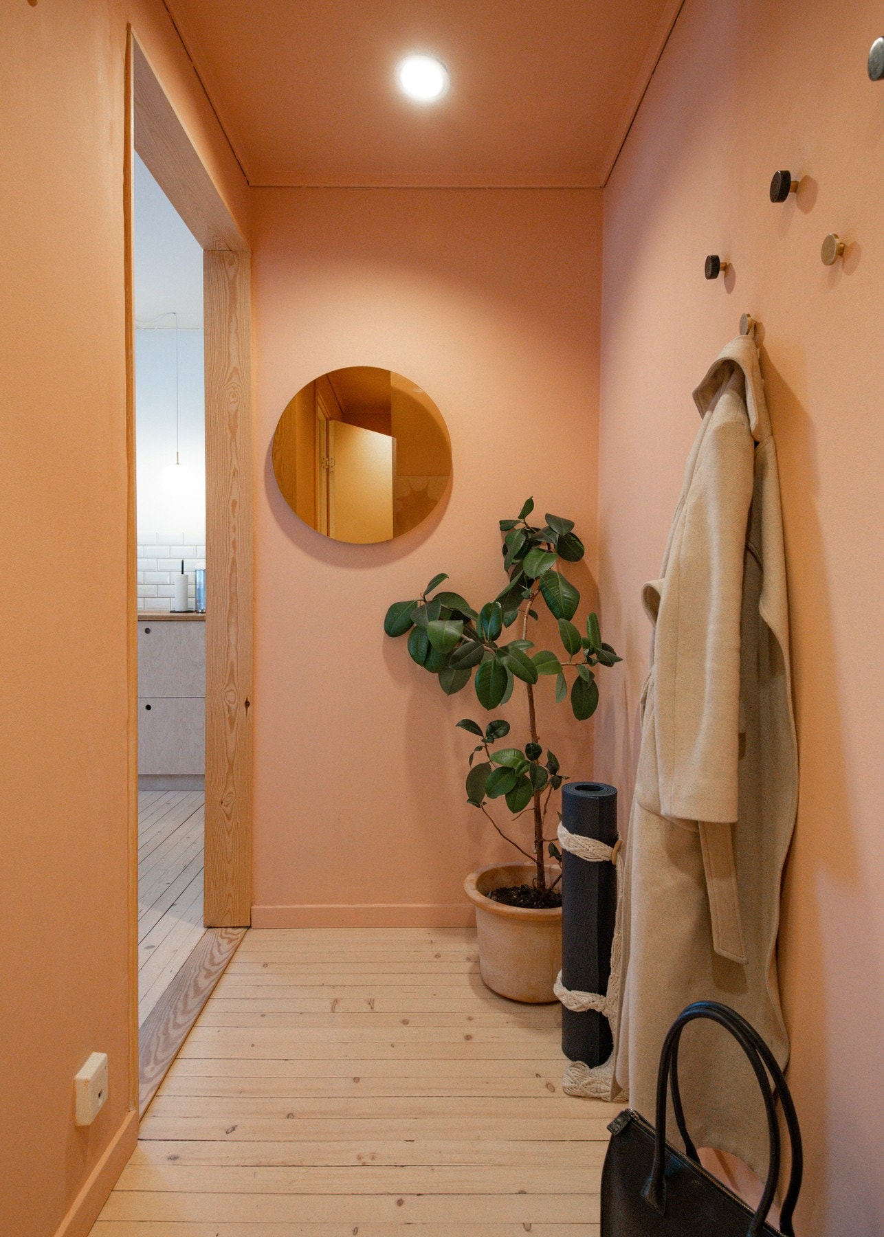 Den naturlige overgangen videre inn i boligen bidrar til en god romflyt. Galleribilde