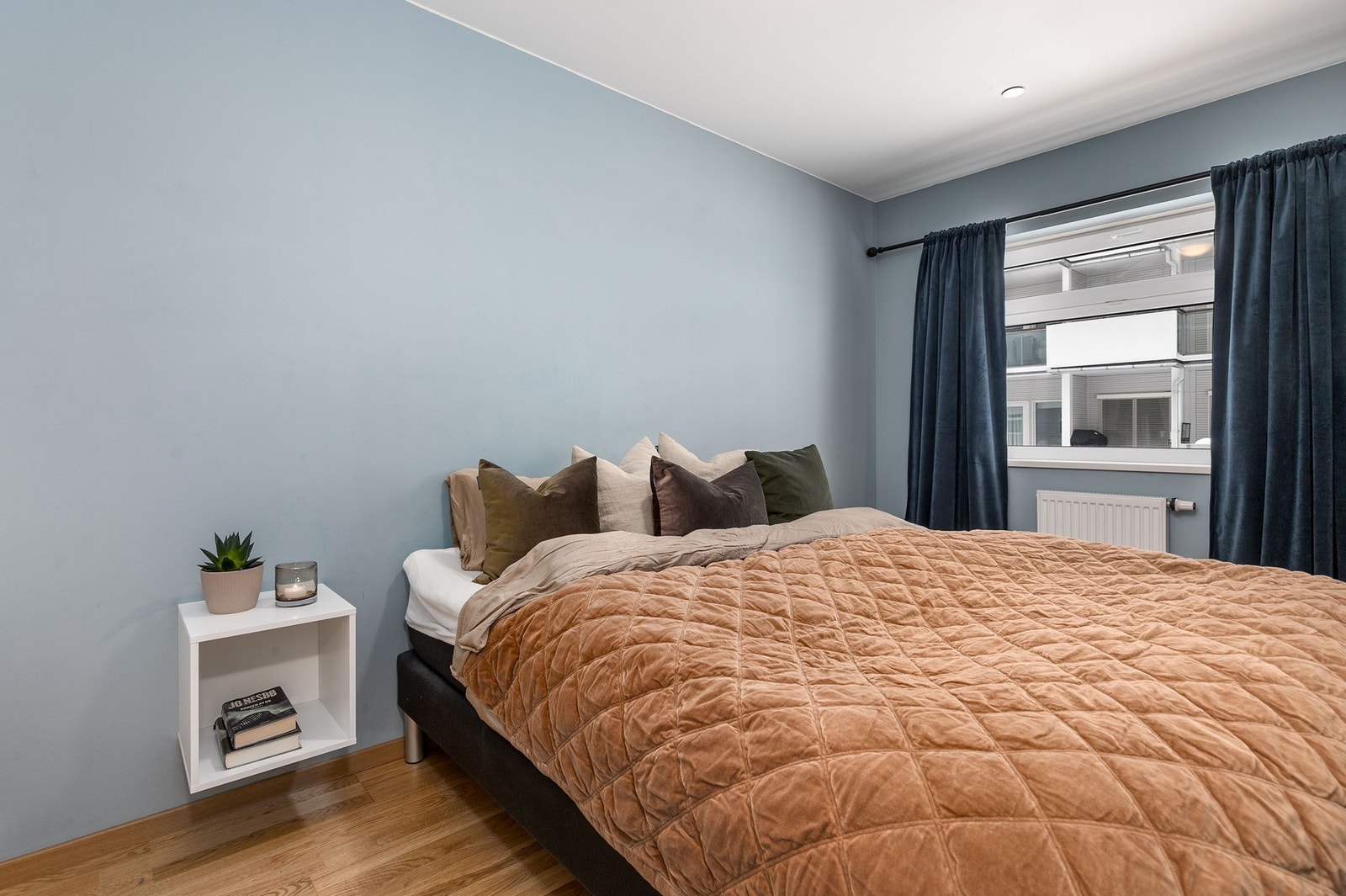 Leiligheten har ett romslig soverom. Galleribilde