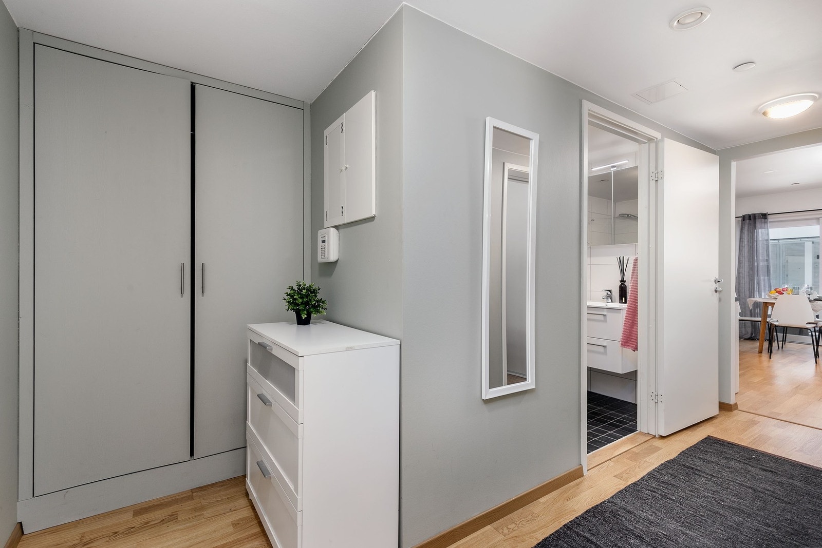 Lys og innbydende entrè med oppbevaring i plassbygd skap. Galleribilde