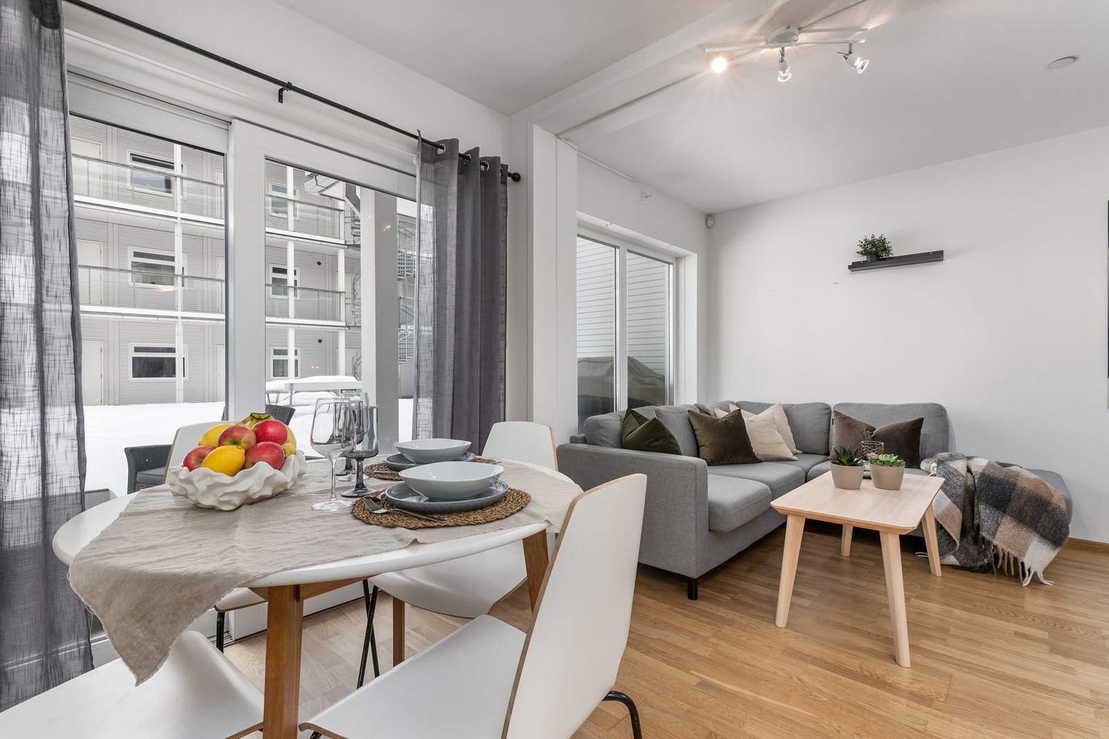 Lys og innbydende selveierleilighet beliggende sentralt i Jessheim, med nærhet til alt av servicetilbud og bymessige fasiliteter! Galleribilde