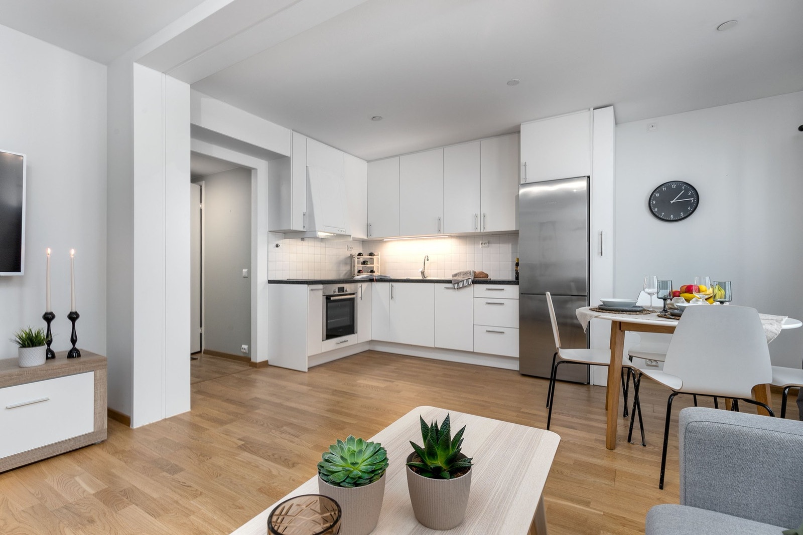 På gulvet er det lagt trestavs eikeparkett som er gjennomgående for de øvrige oppholdsrommene. Galleribilde