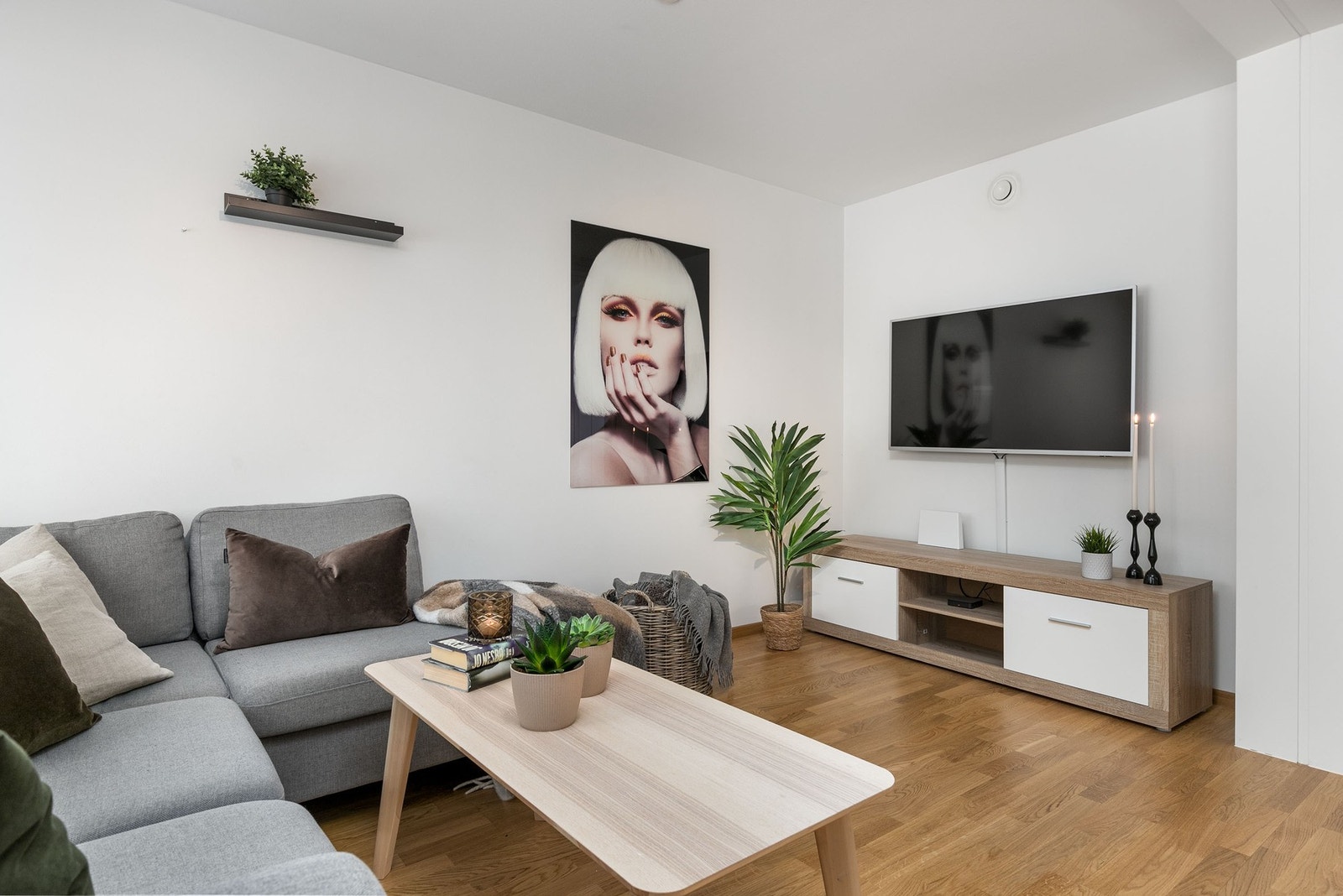 Leiligheten har en åpen stue- og kjøkkenløsning. Galleribilde