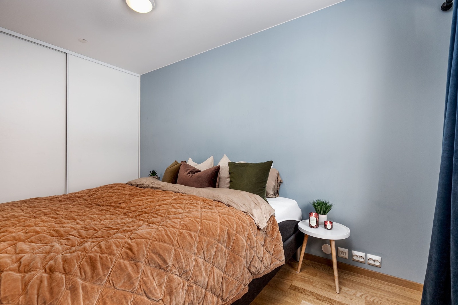 På soverommet er det montert skyvedørsgarderobe. Galleribilde