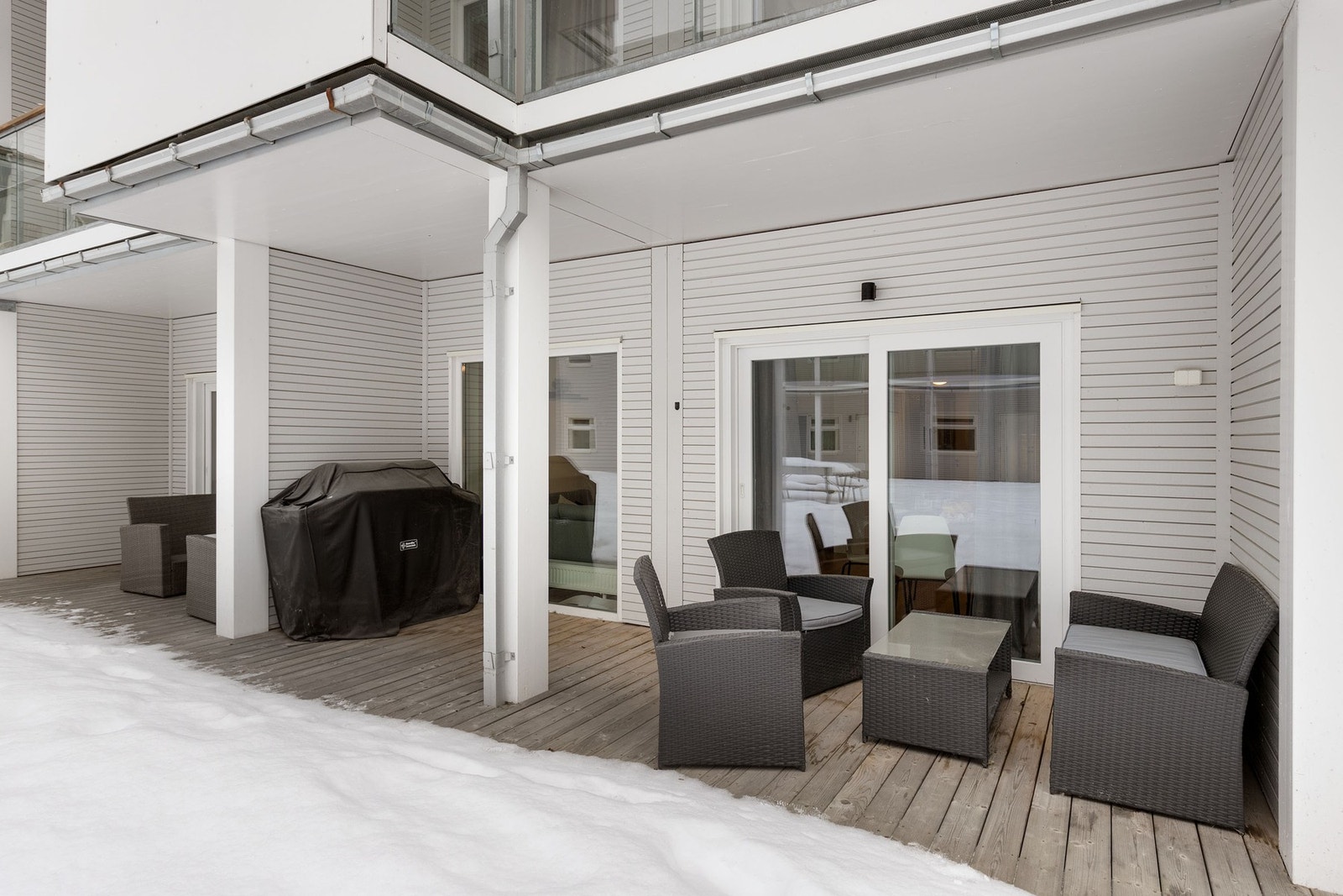 Fra stue/kjøkken er det utgang til en markterrasse på ca. 13 kvm. Galleribilde