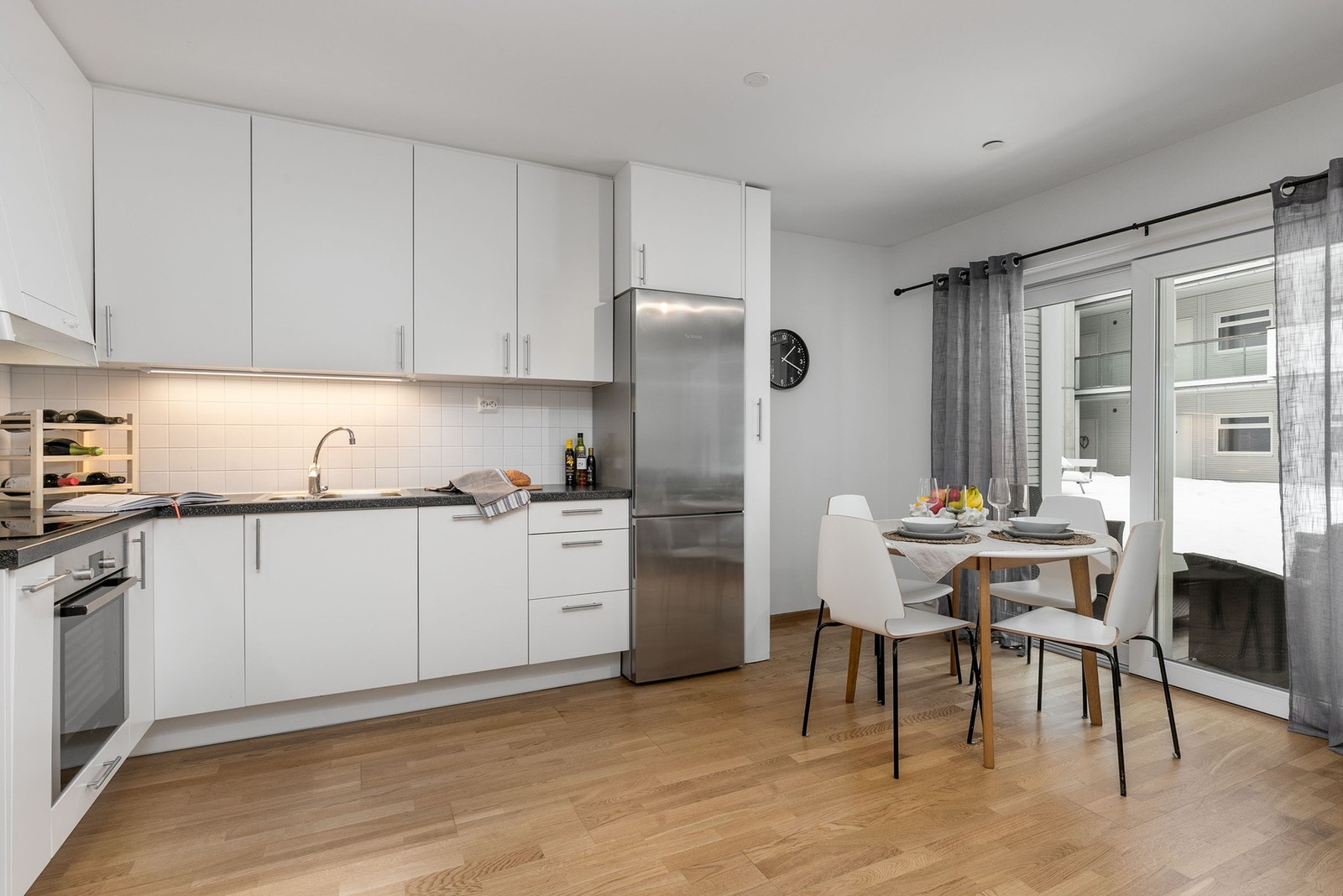 Leiligheten har oppvarming via radiatorer i stue/kjøkken og soverom. Galleribilde