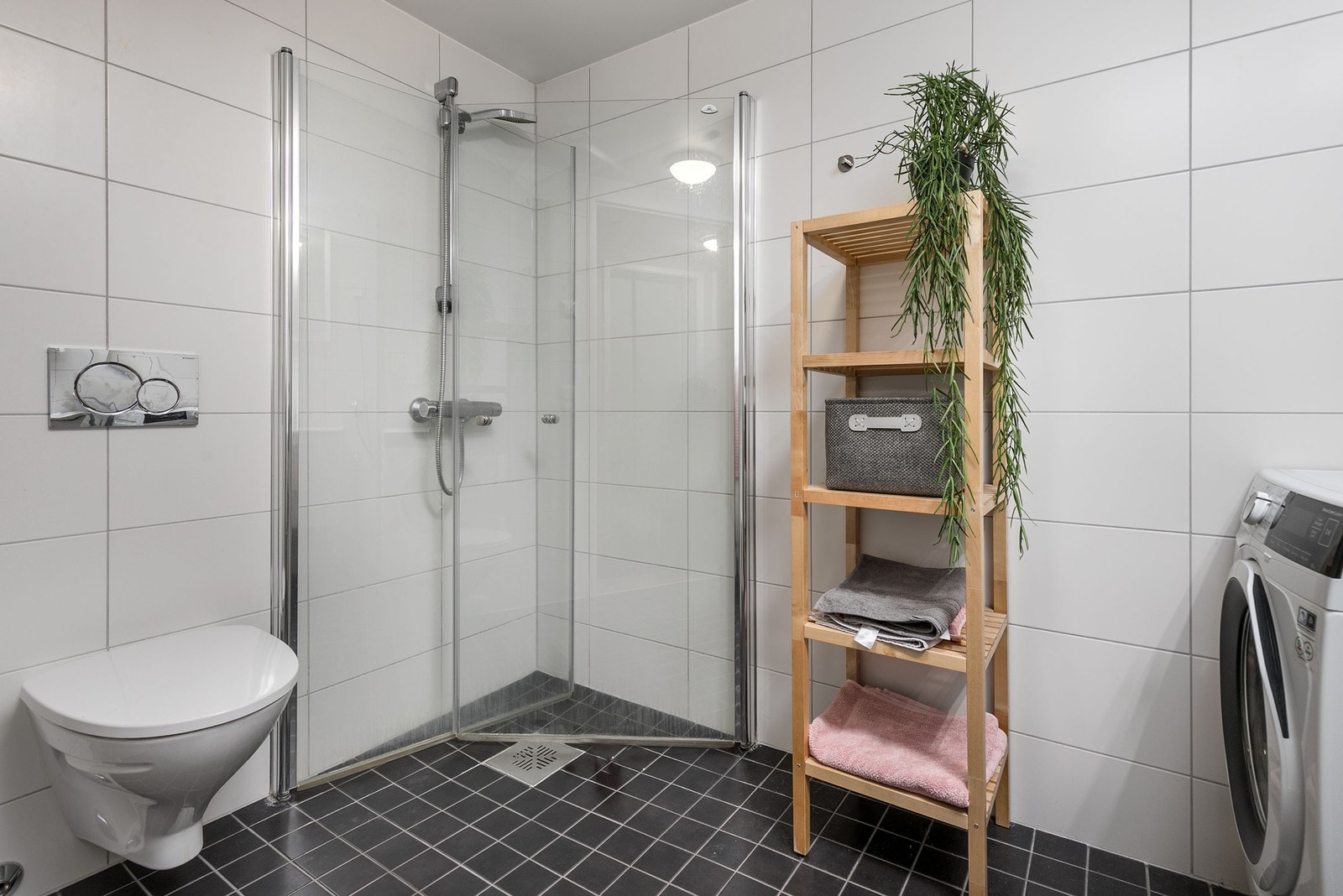 Innredningen består av servantmøblement med skuffer og speilskap over servant. Videre har badet dusjhjørne og vegghengt toalett. Galleribilde