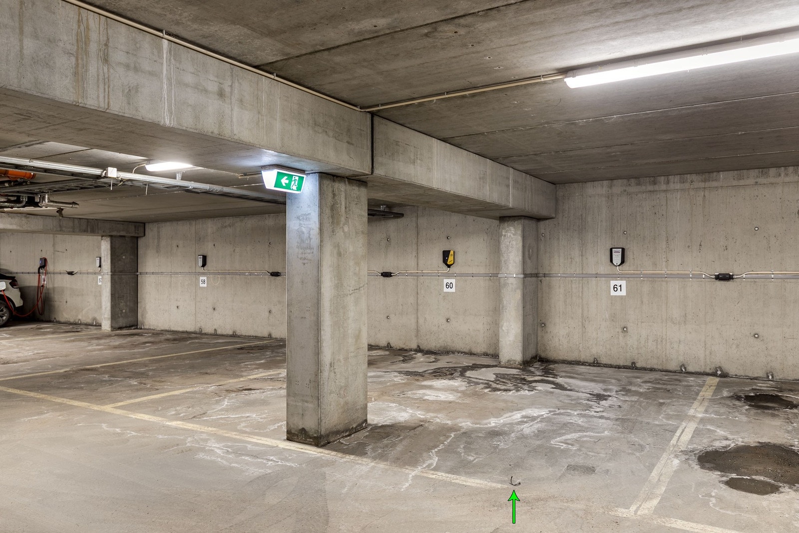 Leiligheten disponerer èn parkeringsplass i felles garasjeanlegg (nr. 61). Galleribilde