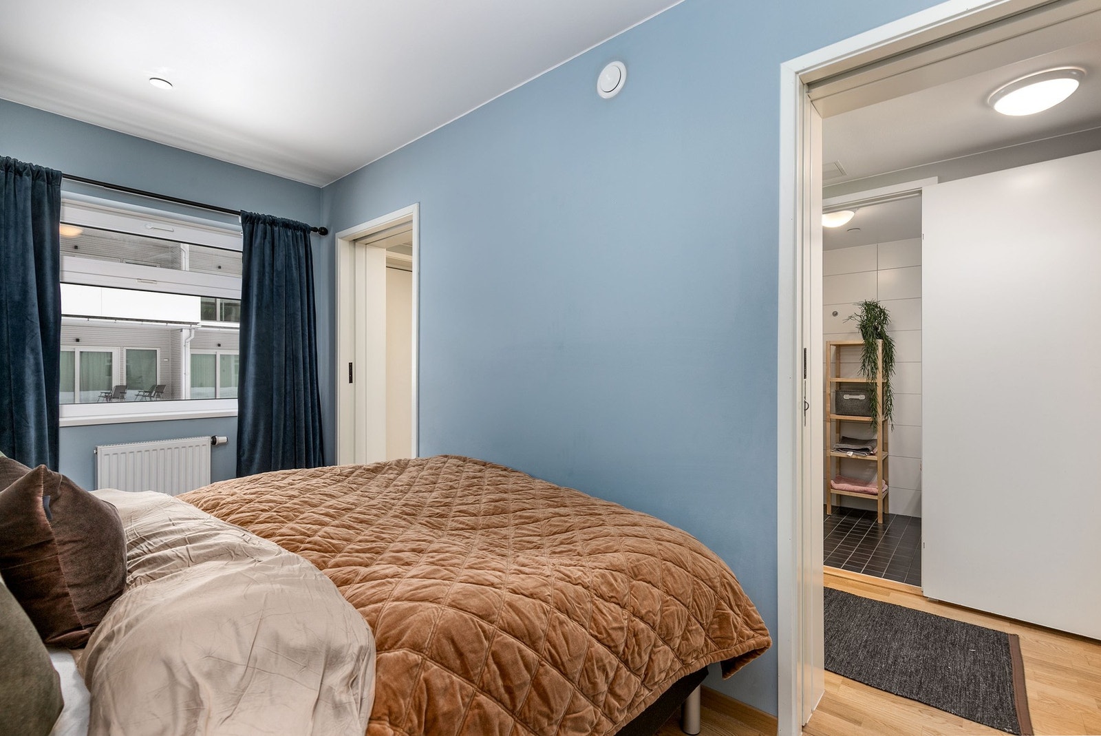 Det er plass til dobbeltseng og tilhørende nattbord. Galleribilde