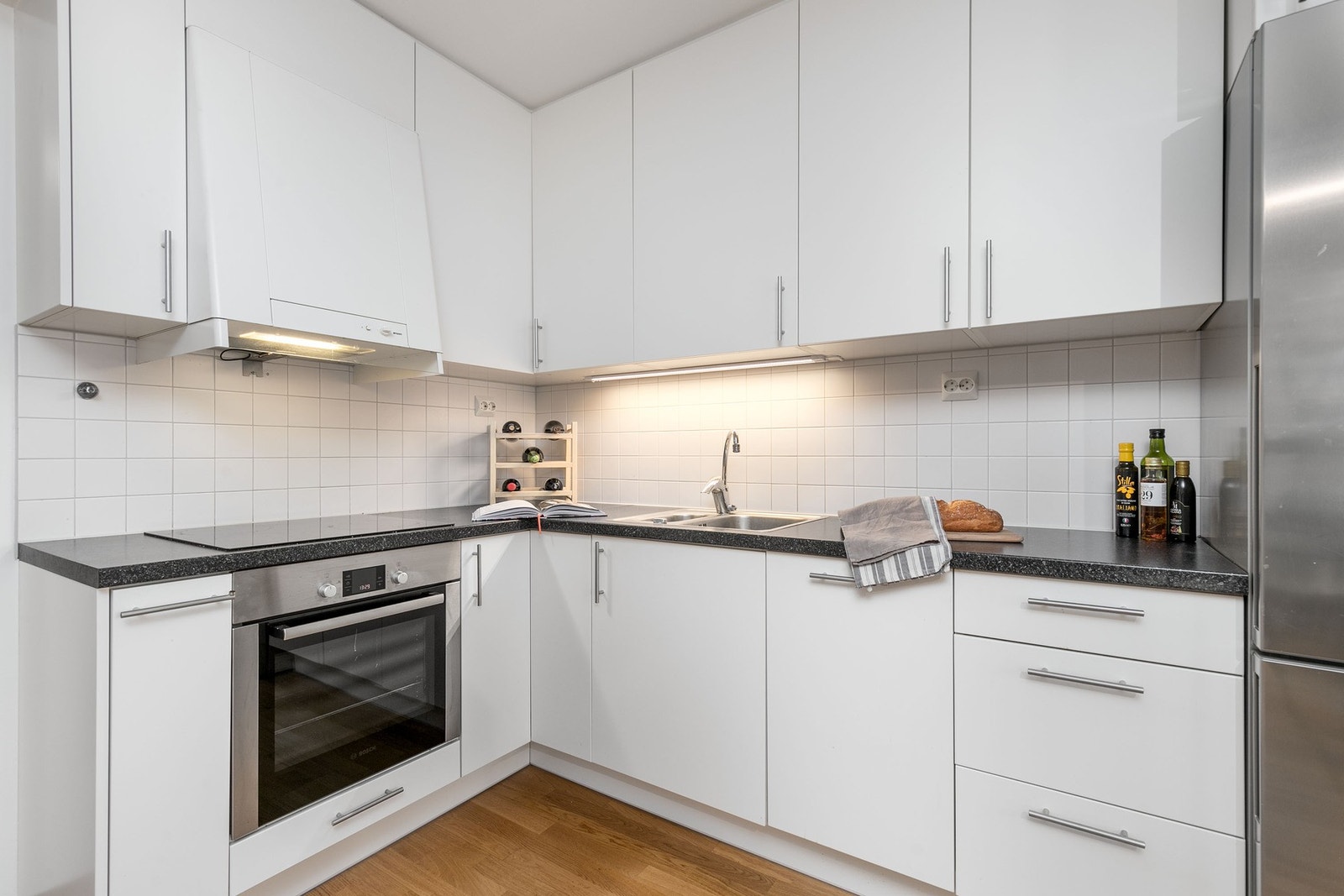 Stilrent kjøkken fra byggeår. Galleribilde