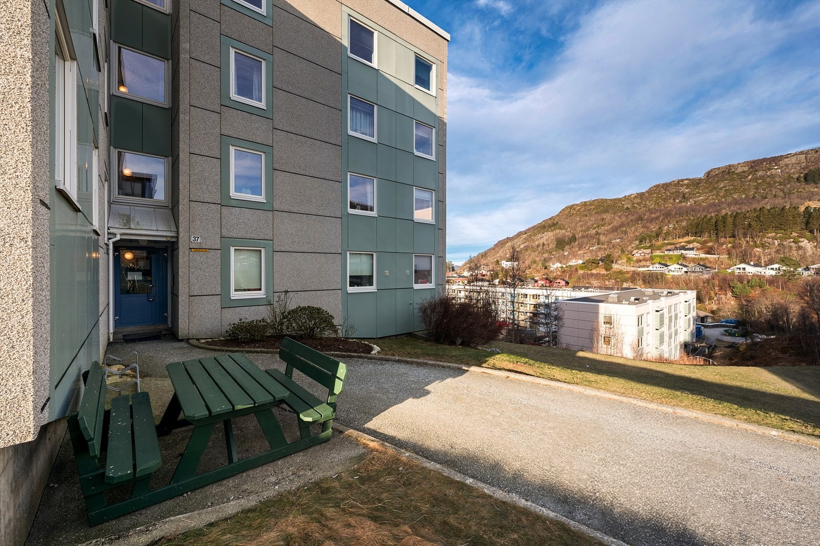 - Leiligheten har en gjennomgående praktisk planløsning samt disponerer den to boder i kjeller - Galleribilde