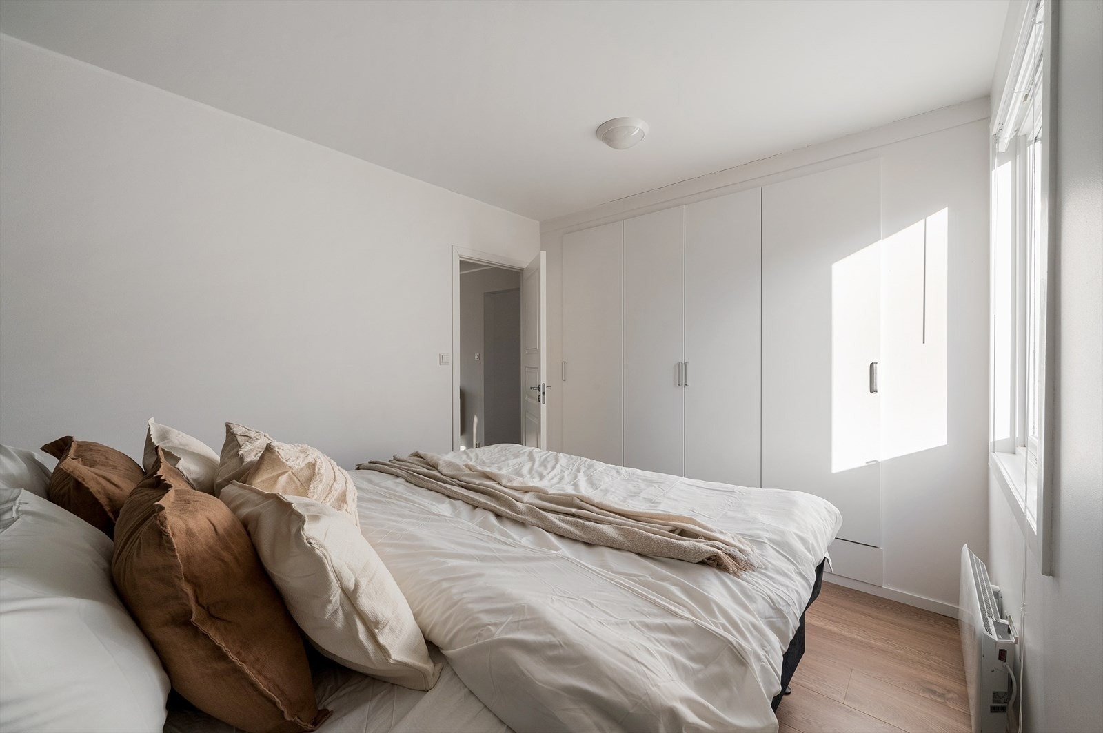 - Rikelig med lagringsplass i plassbygd garderobeløsning - Galleribilde