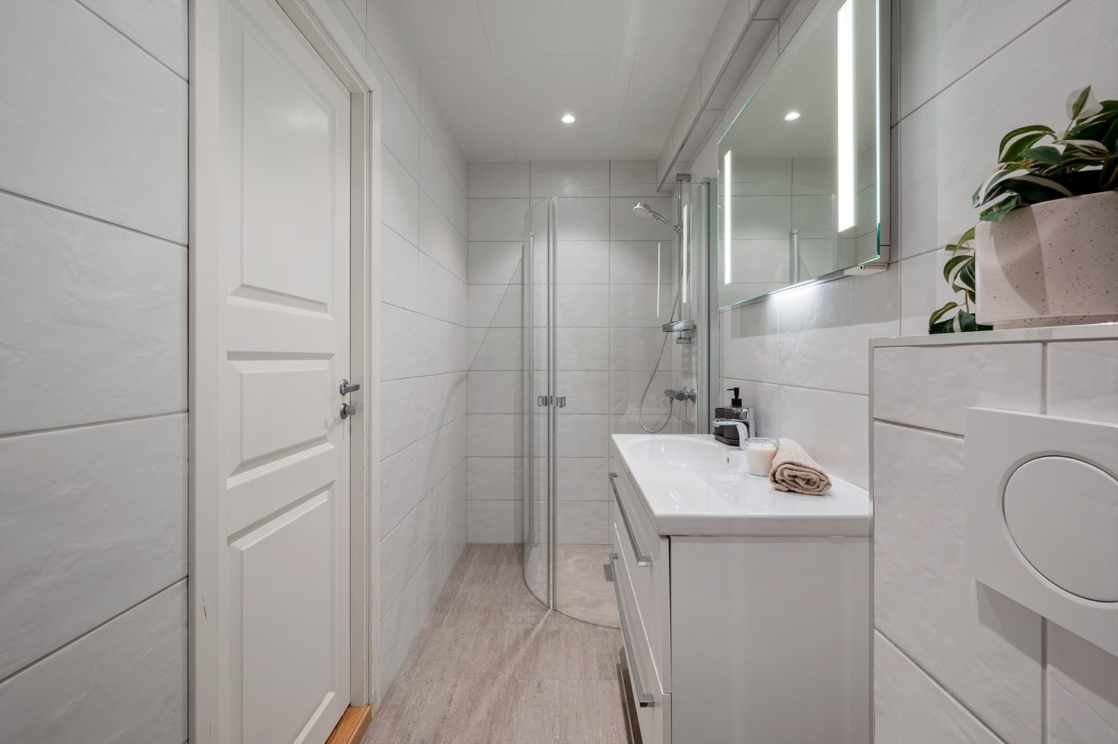 - Helfliset bad med behagelig varme i gulv - Galleribilde