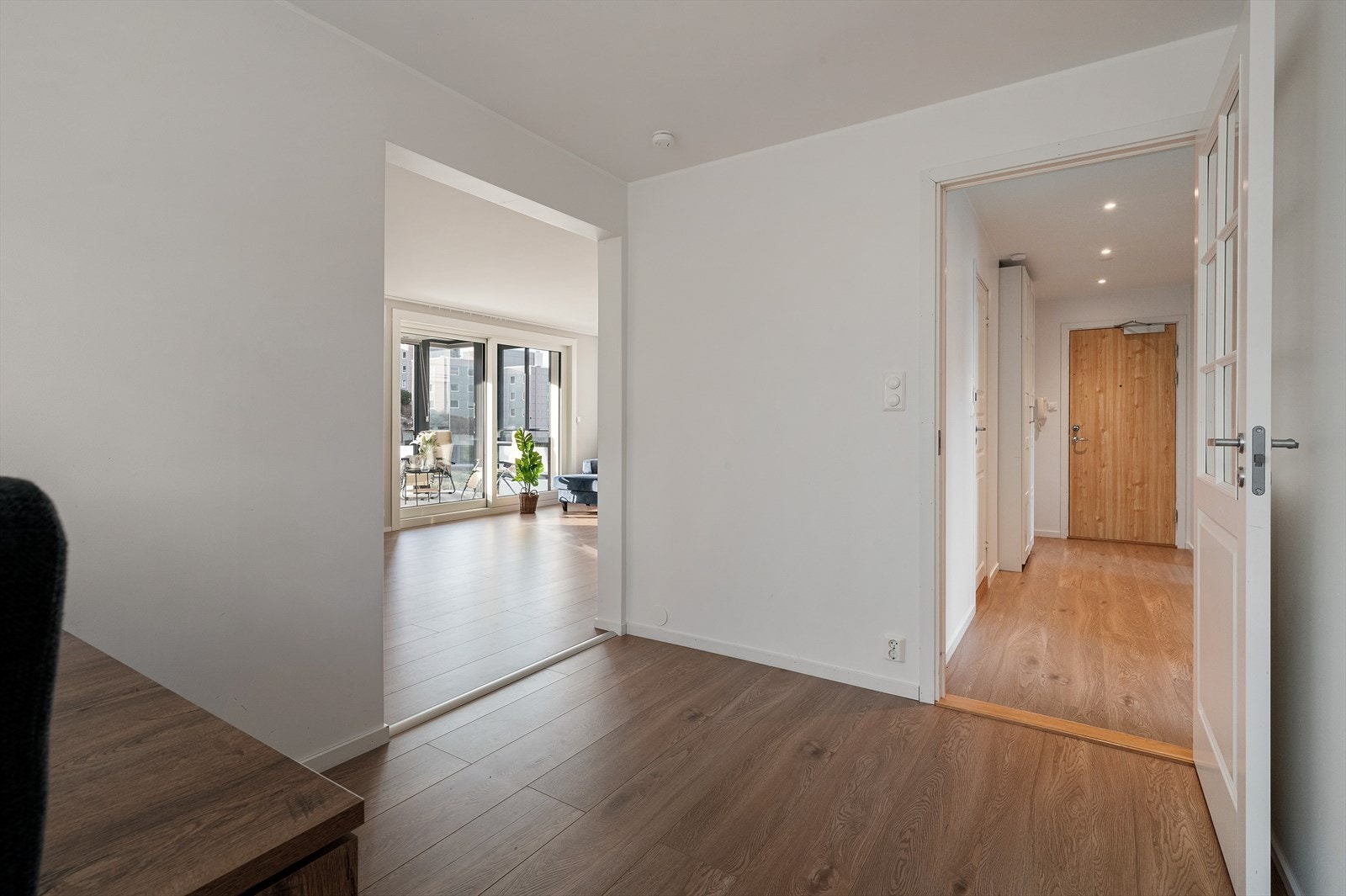 - Leiligheten har gjennomgående lik laminat på alle gulv, noe som gir for et nydelig helhetsinntrykk og en rød tråd gjennom boligen - Galleribilde