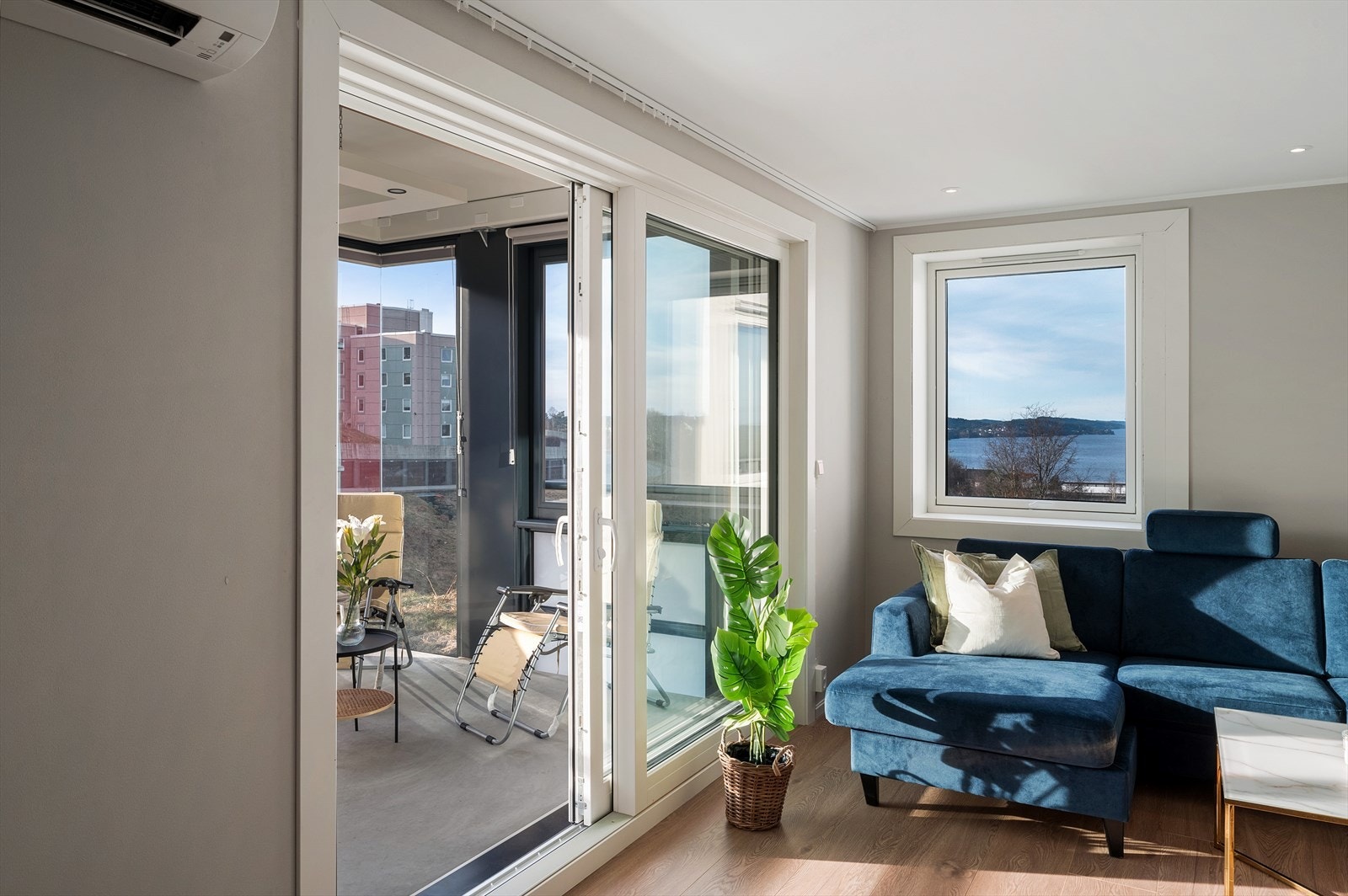 - Her får du muligheten til å bosette deg i en delikat 4-roms med fantastisk sjøutsikt - Galleribilde