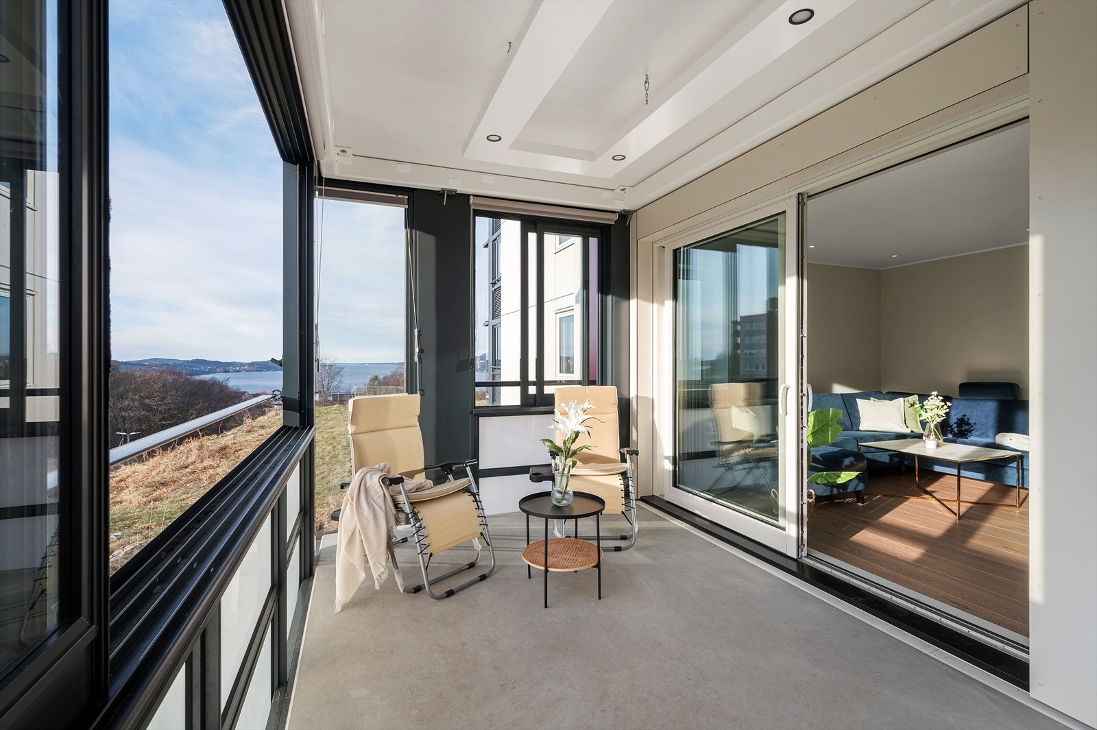 - Balkongen oppleves som en forlengelse av stuen og bruksmulighetene er betraktelig større ettersom at den er innglasset - Galleribilde