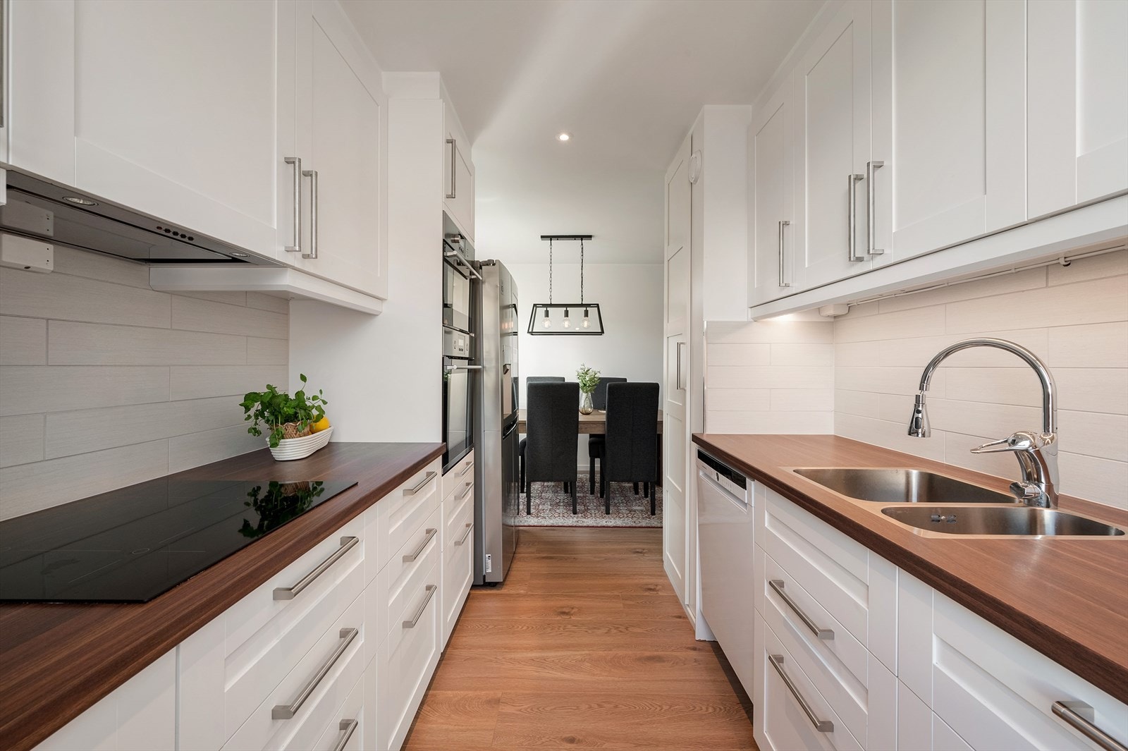 - Kjøkkenet måler 6,2m². Å handle inn til dagens middag kan gjøres ved lokalbutikken Kiwi Toppe - Galleribilde