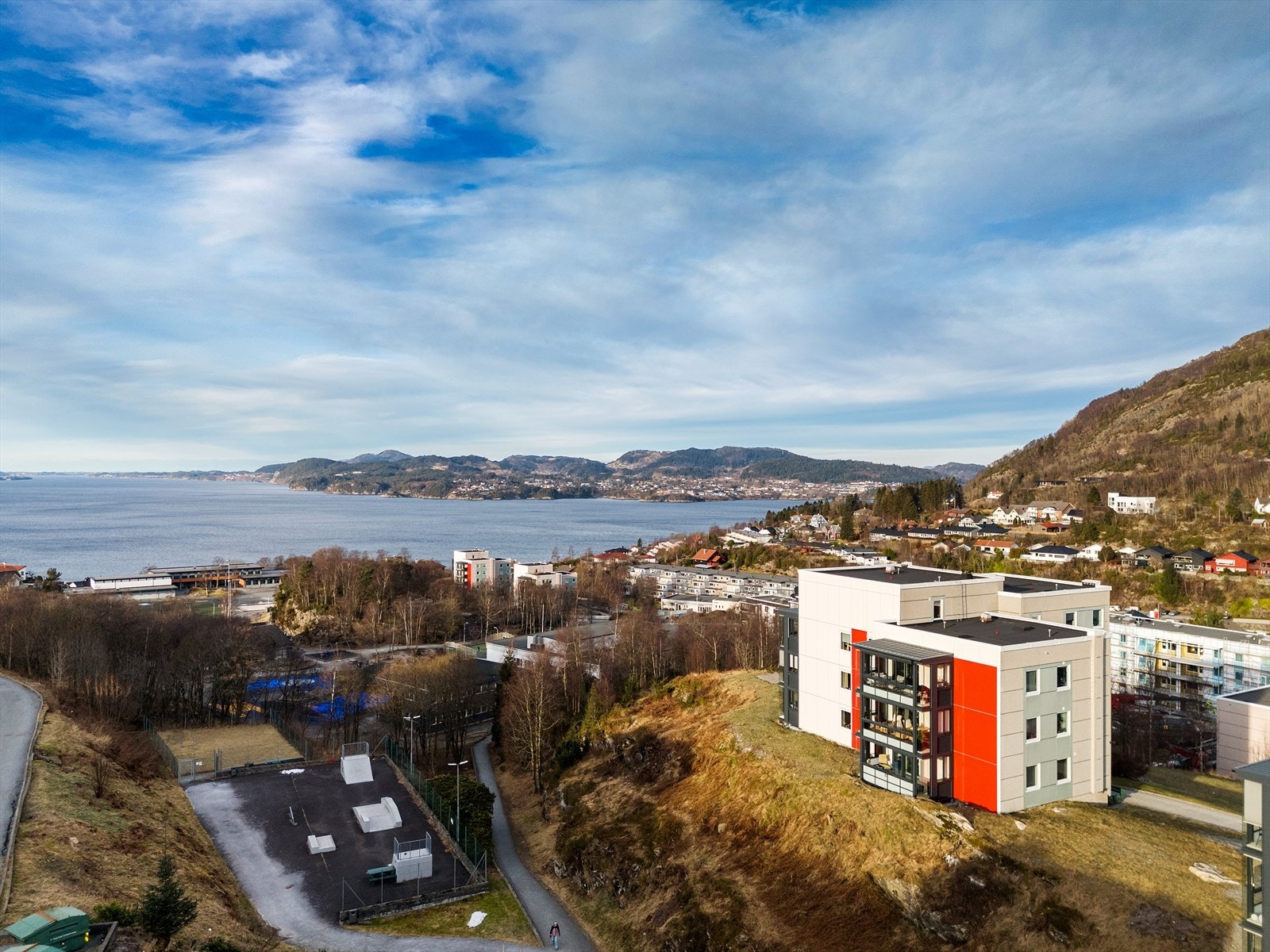 - Beliggenheten er barnevennlig, med gangavstand til skoler, barnehager, bussholdeplass og flotte turmuligheter - Galleribilde