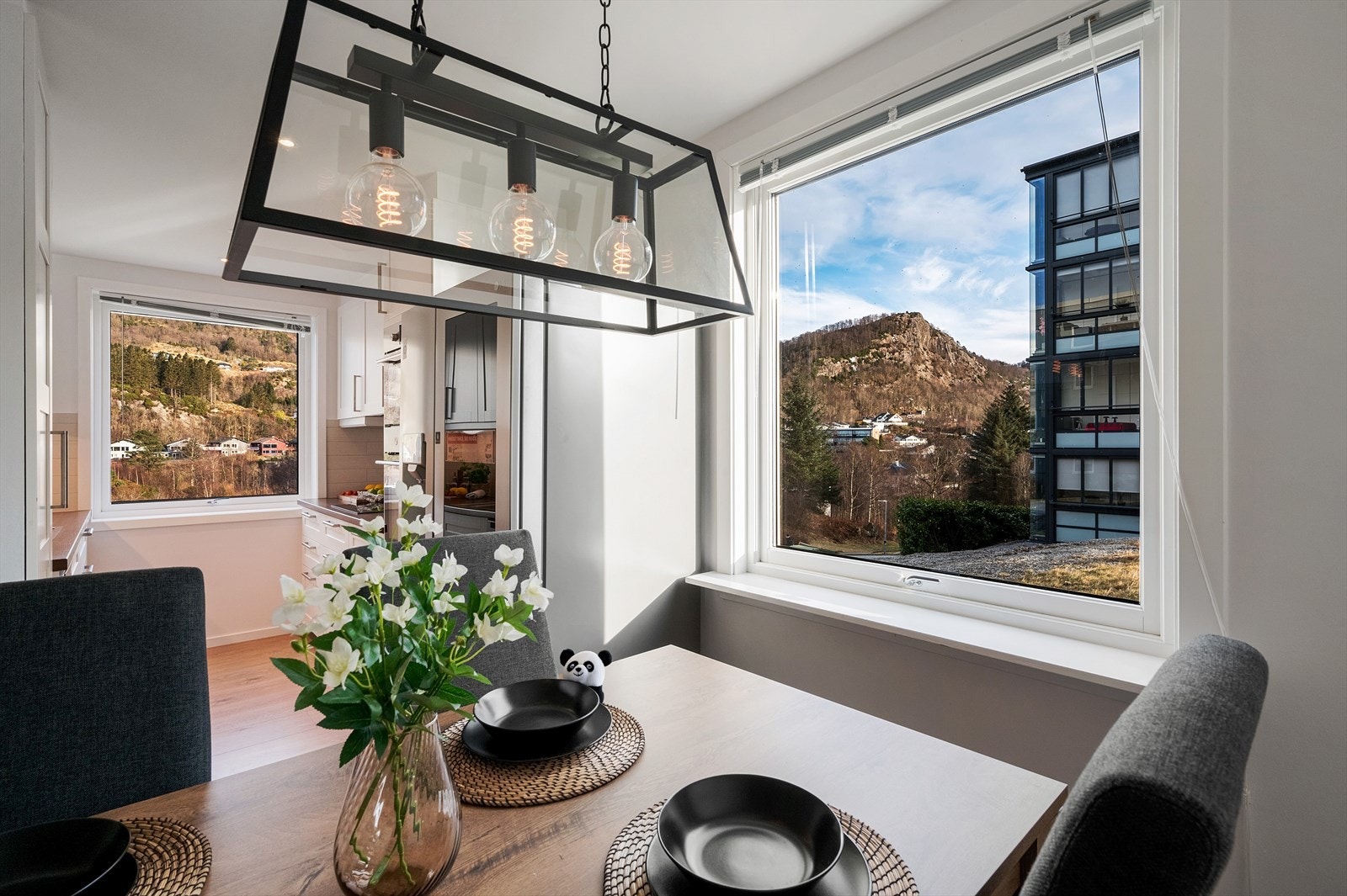 - I spisestuen har du god plass til å dekke til langbord og invitere venner og familie til hyggelige middager - Galleribilde